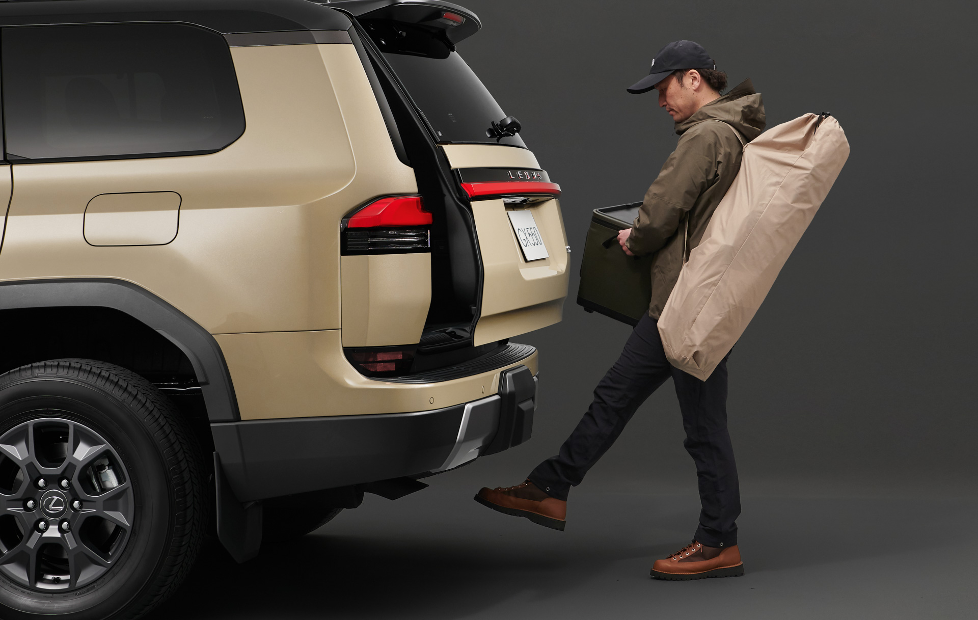 ハンズフリーパワーバックドア（挟み込み防止機能・停止位置メモリー機能付き）