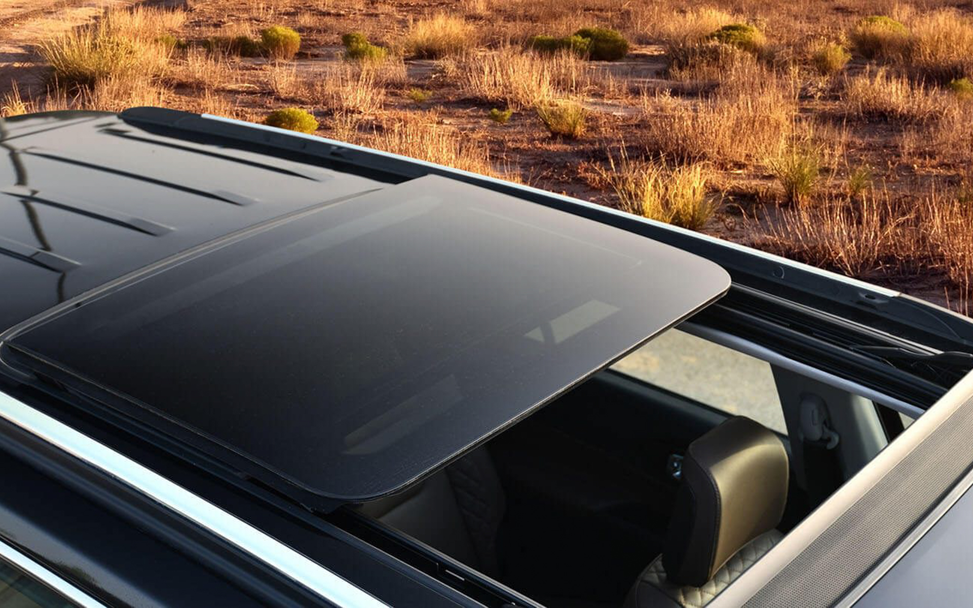 コマンドビューデュアルペインパノラミックサンルーフを標準装備