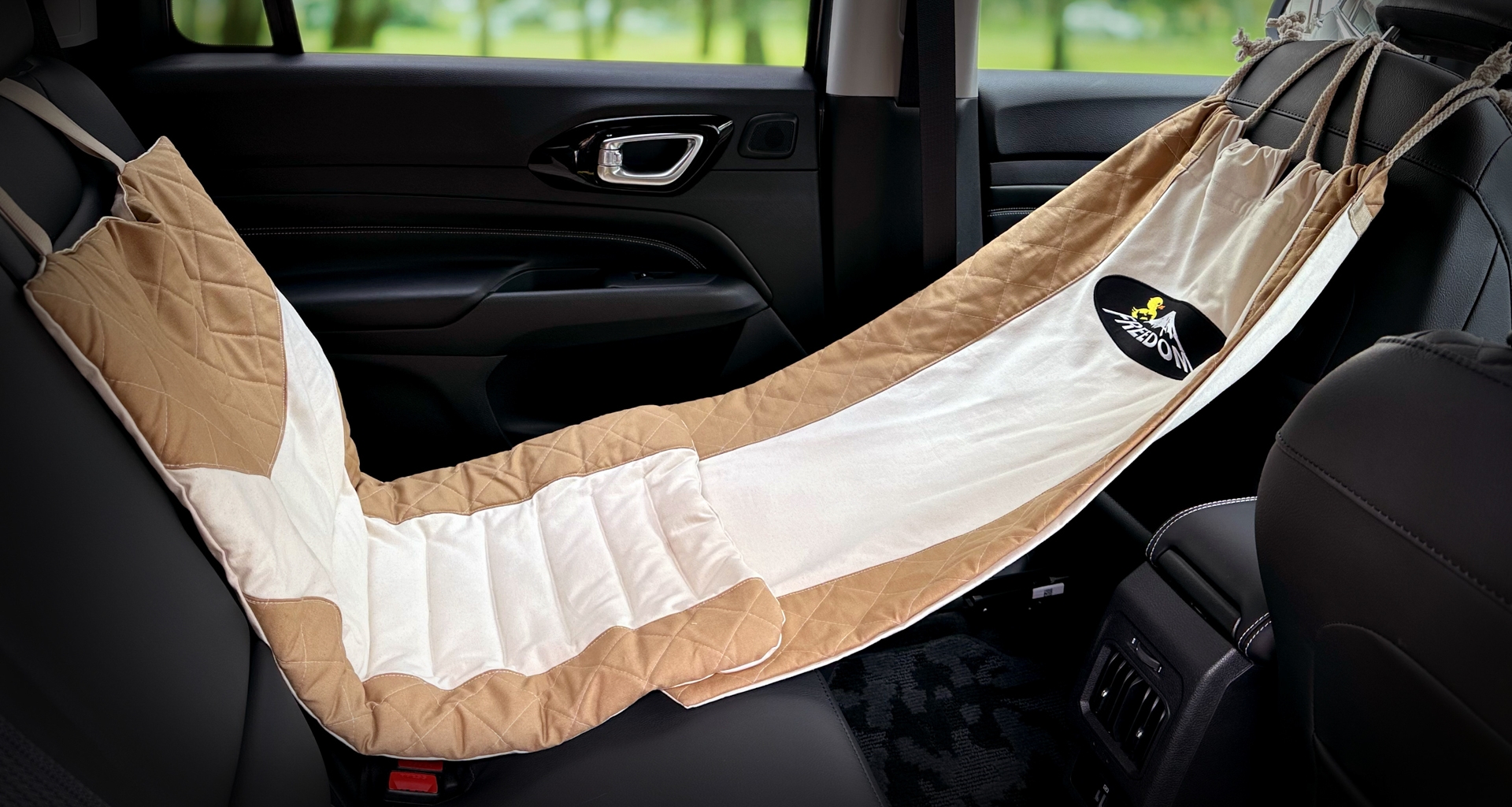 シートハンモックには「Freedom Edition」のロゴデザインが刺繍される