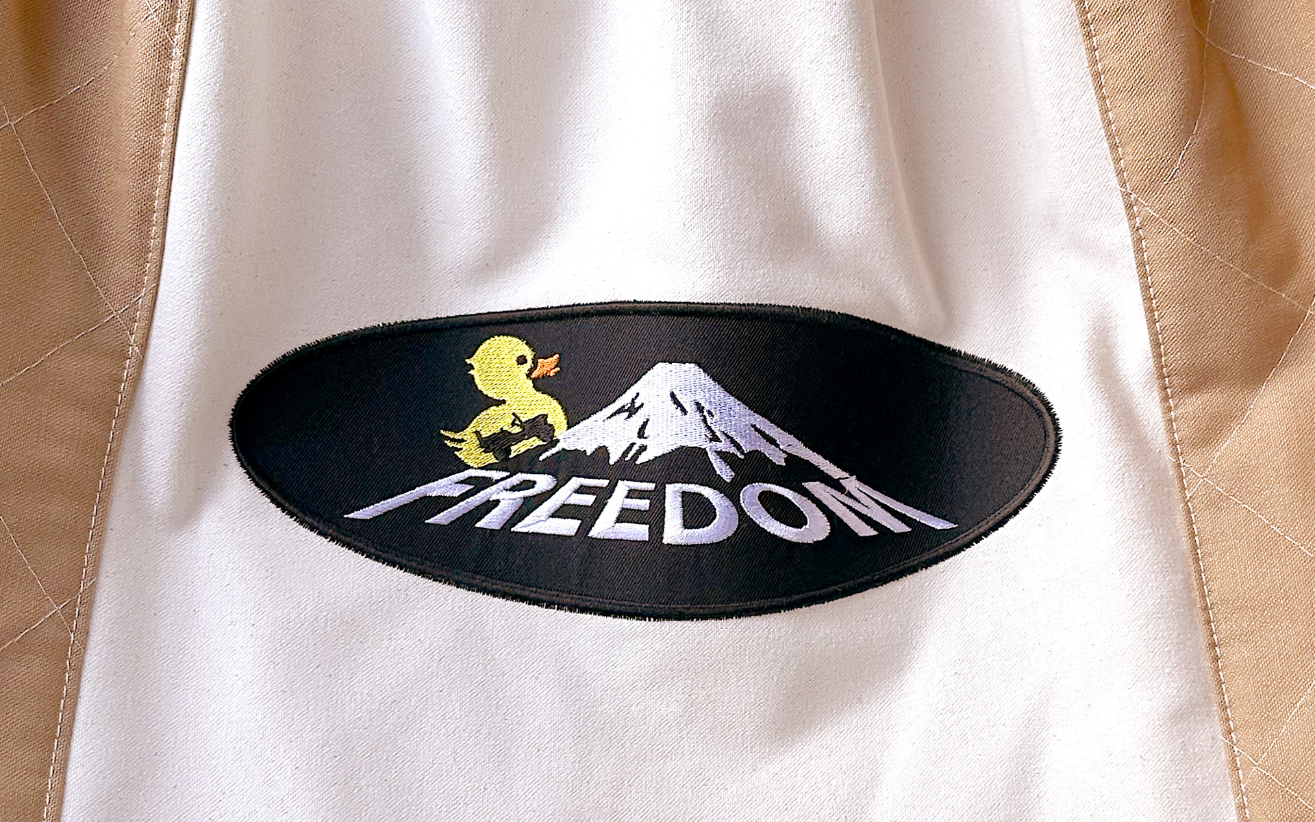 刺繍されている「Freedom Edition」のロゴデザイン