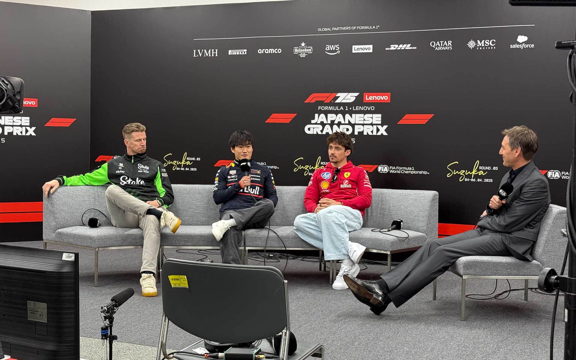 角田選手が登壇したプレスカンファレンス2部、左からニコ・ヒュルケンベルグ選手、角田裕毅選手、シャルル・ルクレール選手