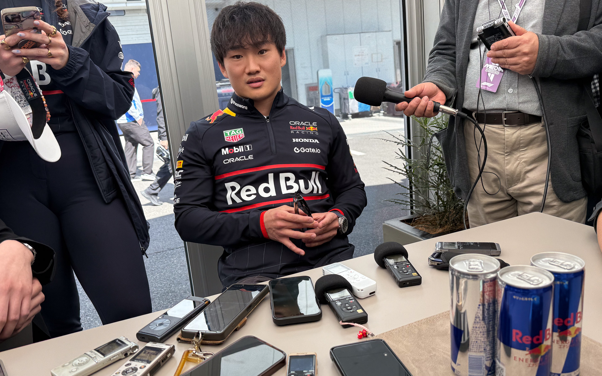 チームホスピで会見を行なう角田裕毅選手