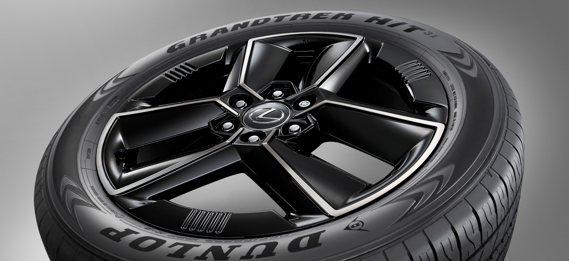 22インチ鍛造アルミホイール＆タイヤセット/アルミホイールセット（セキュリティロックナット付）：6ナットを活かした3ツインスポーク造形で、アクティブな印象とアイコニックな意匠とした。力強いスポークで車両を支える造形感・フラップ造形により風を裁く軽快な印象や大径感を表現、エアロパーツと連動するスリット形状も織り込んだ