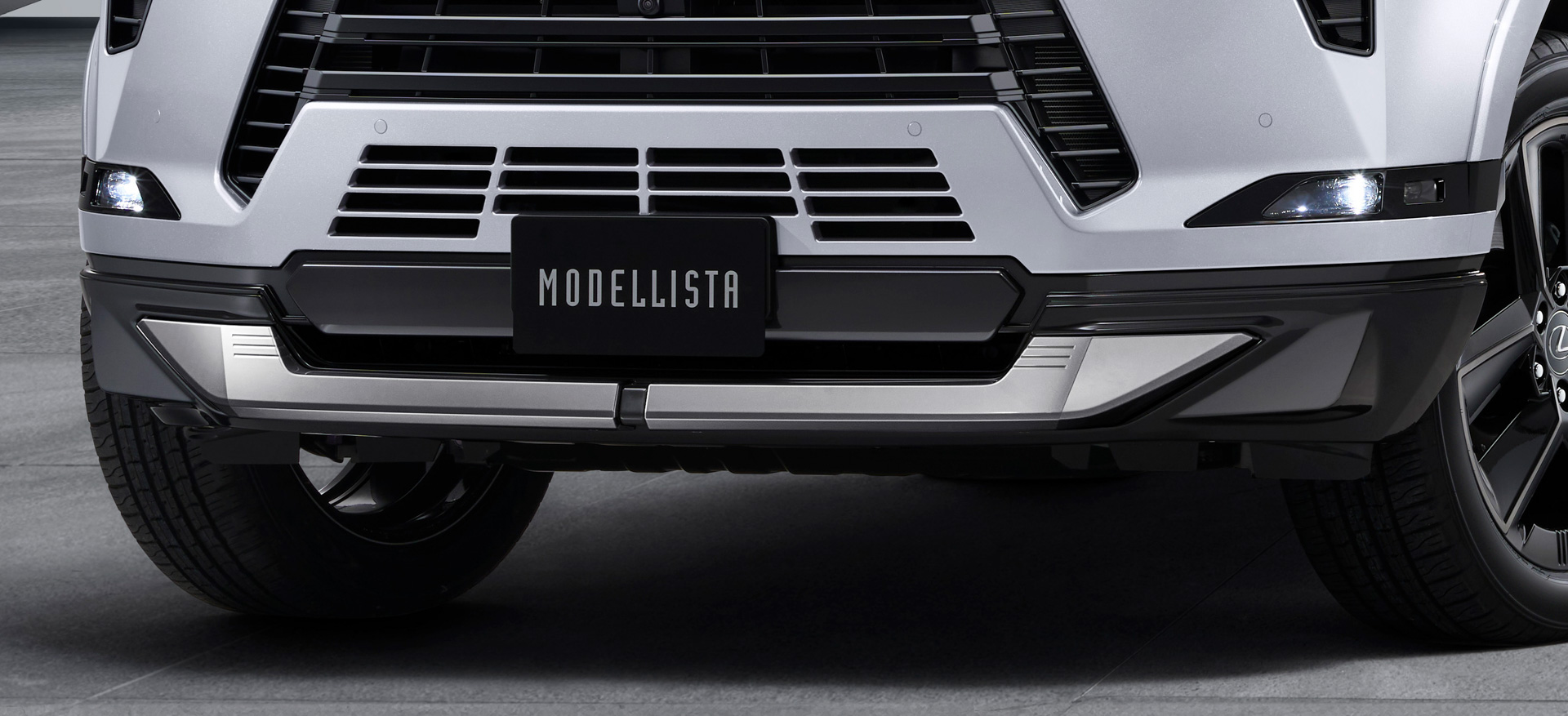 フロントスポイラー：車両を際立たせるU字の造形テーマで、遠目でもわかる明快さと力強さ・存在感を創出。車両と呼応する統一アクセントと、モダンで彫刻的な立体表現により、アーバンオフロードスタイルを表現した