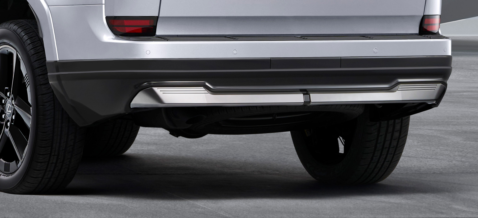 リヤスカート：フロントと同様の意匠テーマを継承し、特徴的で洗練されたリヤビューを創出。車両にワイド感と低重心感、そして更なるタフさを付与する