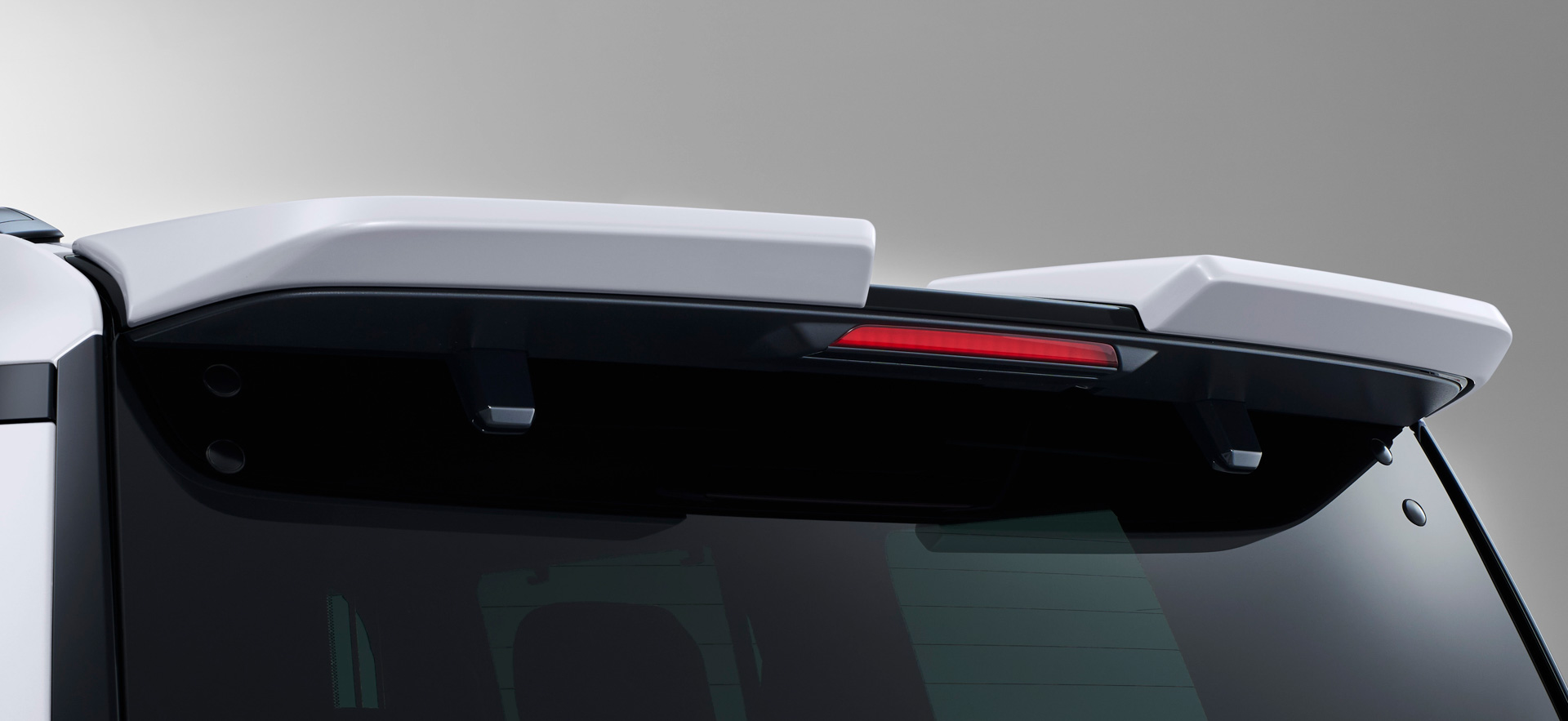 リヤスポイラー：動きのあるセパレートタイプ構造と外装色の設定により、車両上方向の印象を大きく変化させるアイテム。水平基調の造形は軽快でアクティブな印象を生み出し、分割形状はエアロパーツと連動している