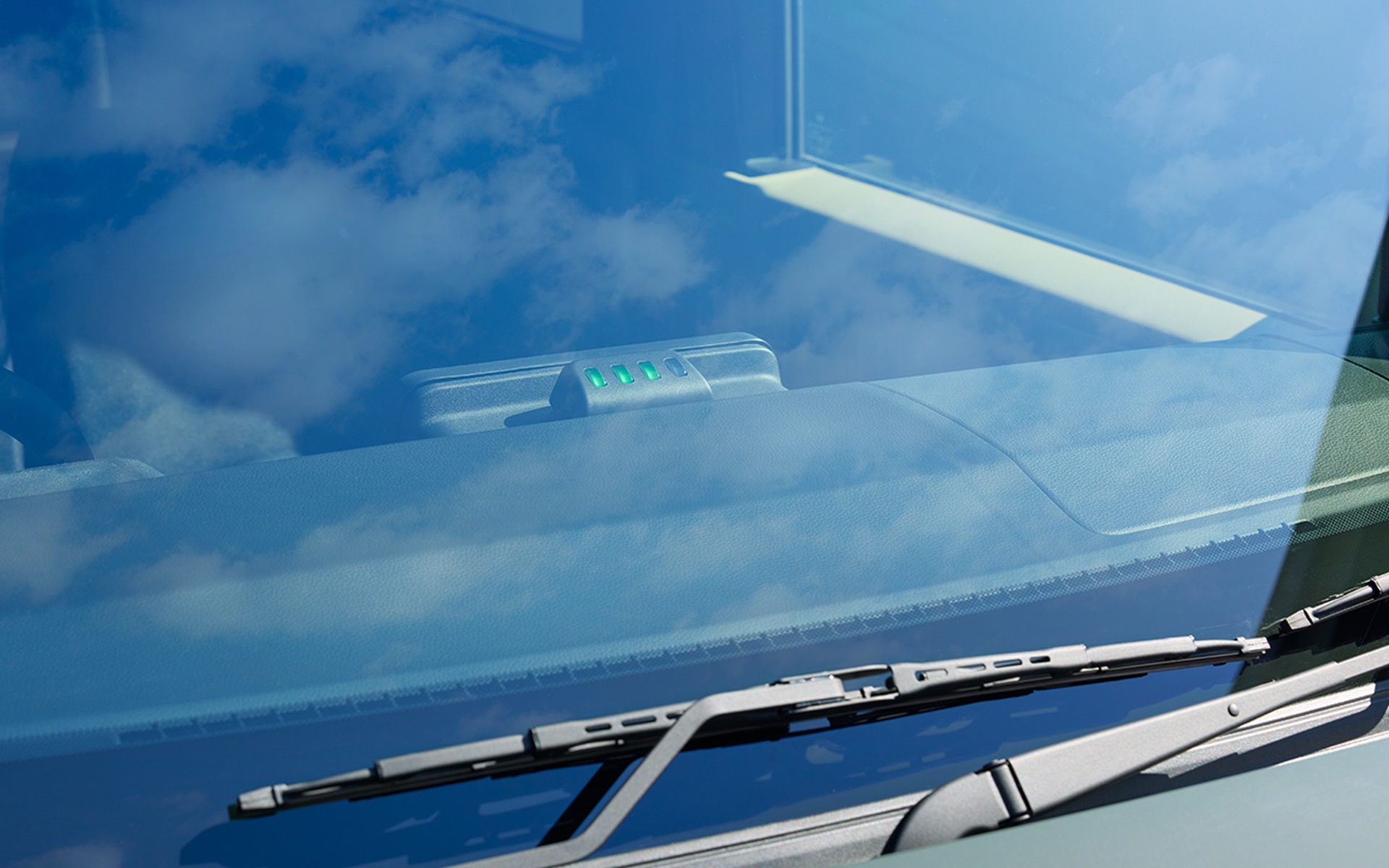 フロントウィンドウへの映り込みを考慮した緑色LEDを採用