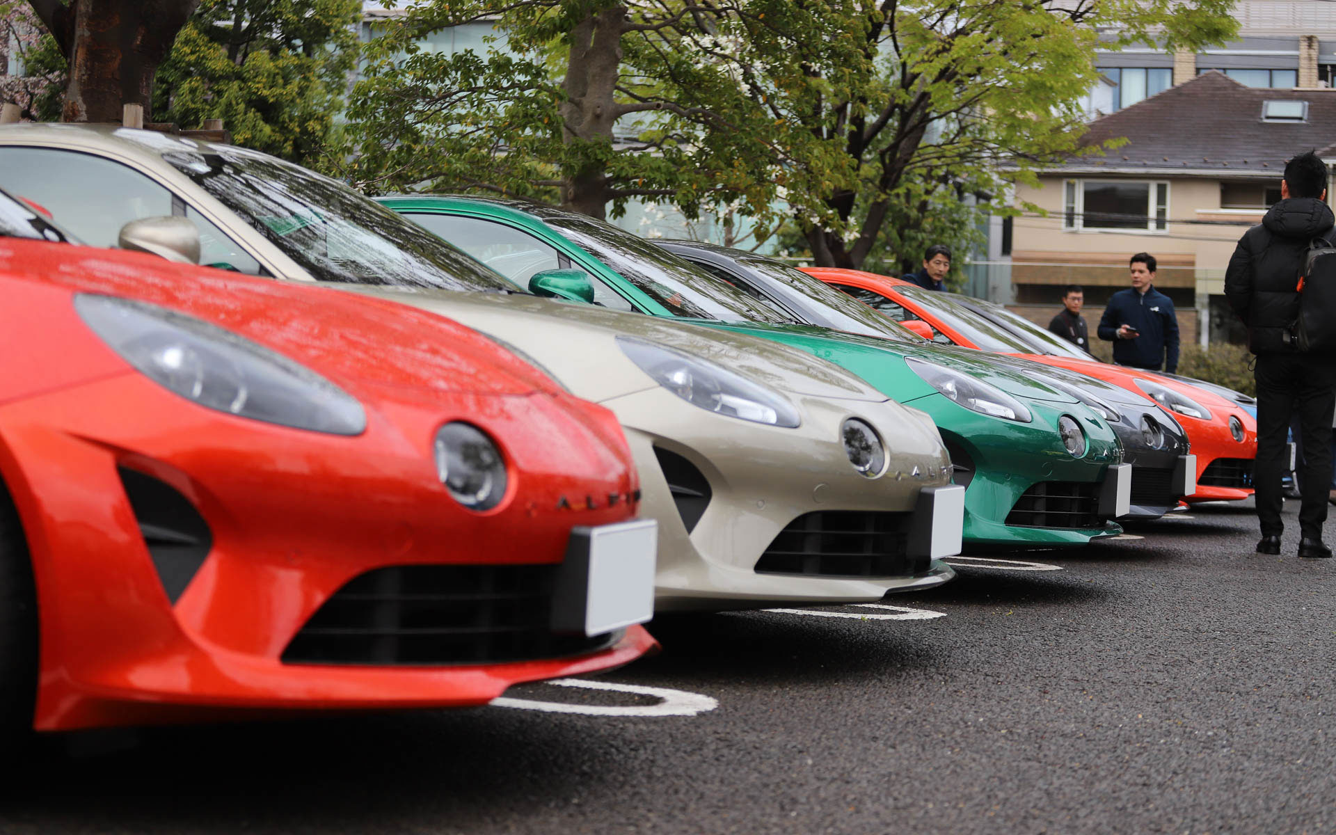 約20台のアルピーヌ「A110」と、オーナーが集まった