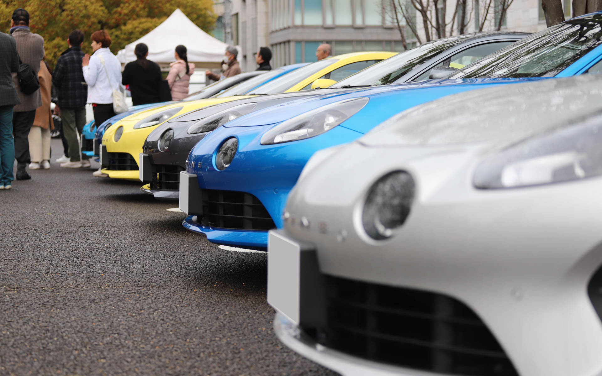 約20台のアルピーヌ「A110」と、オーナーが集まった