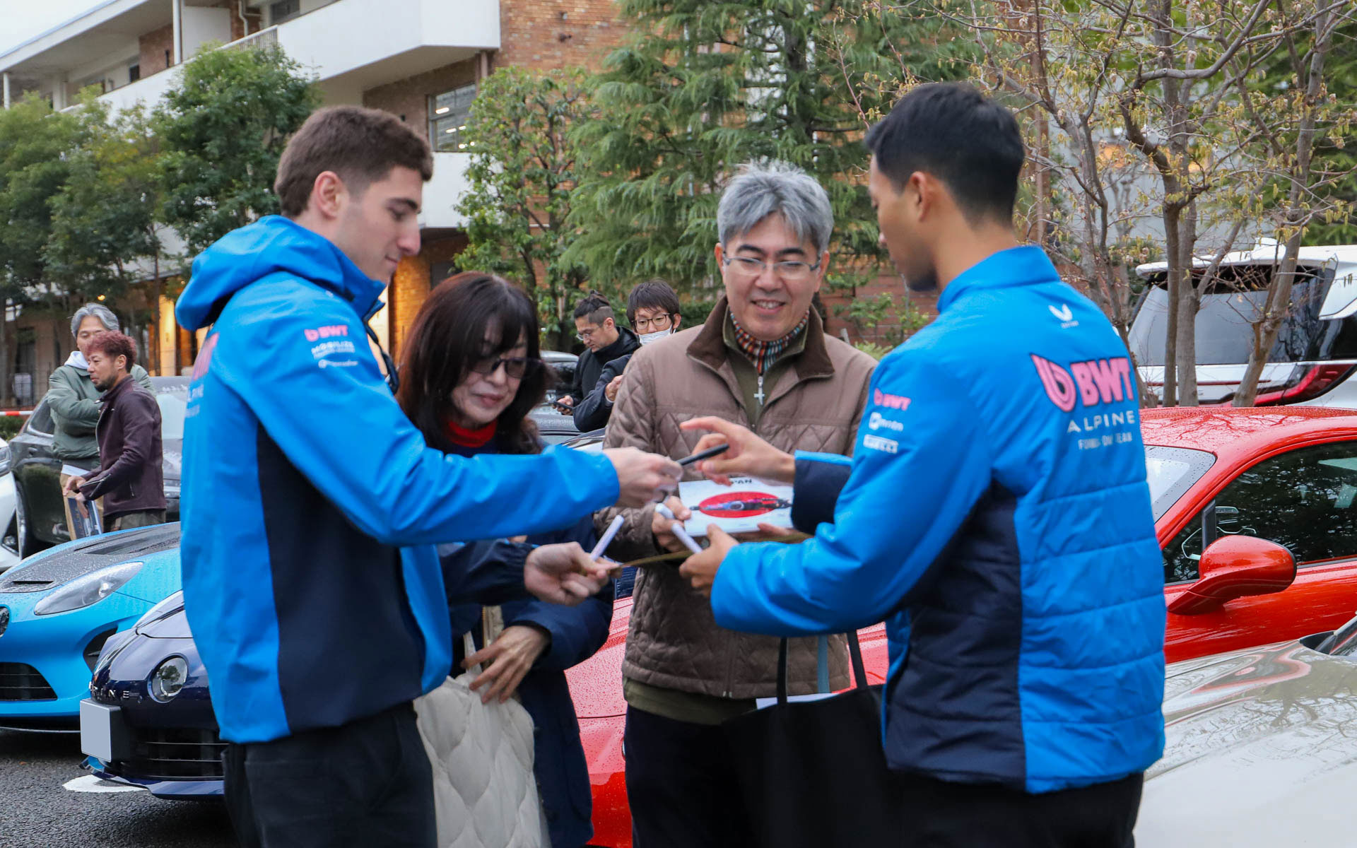 トークセッションが終わってからは、サインをしたり、愛車の前での記念撮影をしたり、オーナーとコミュニケーションをとっていた