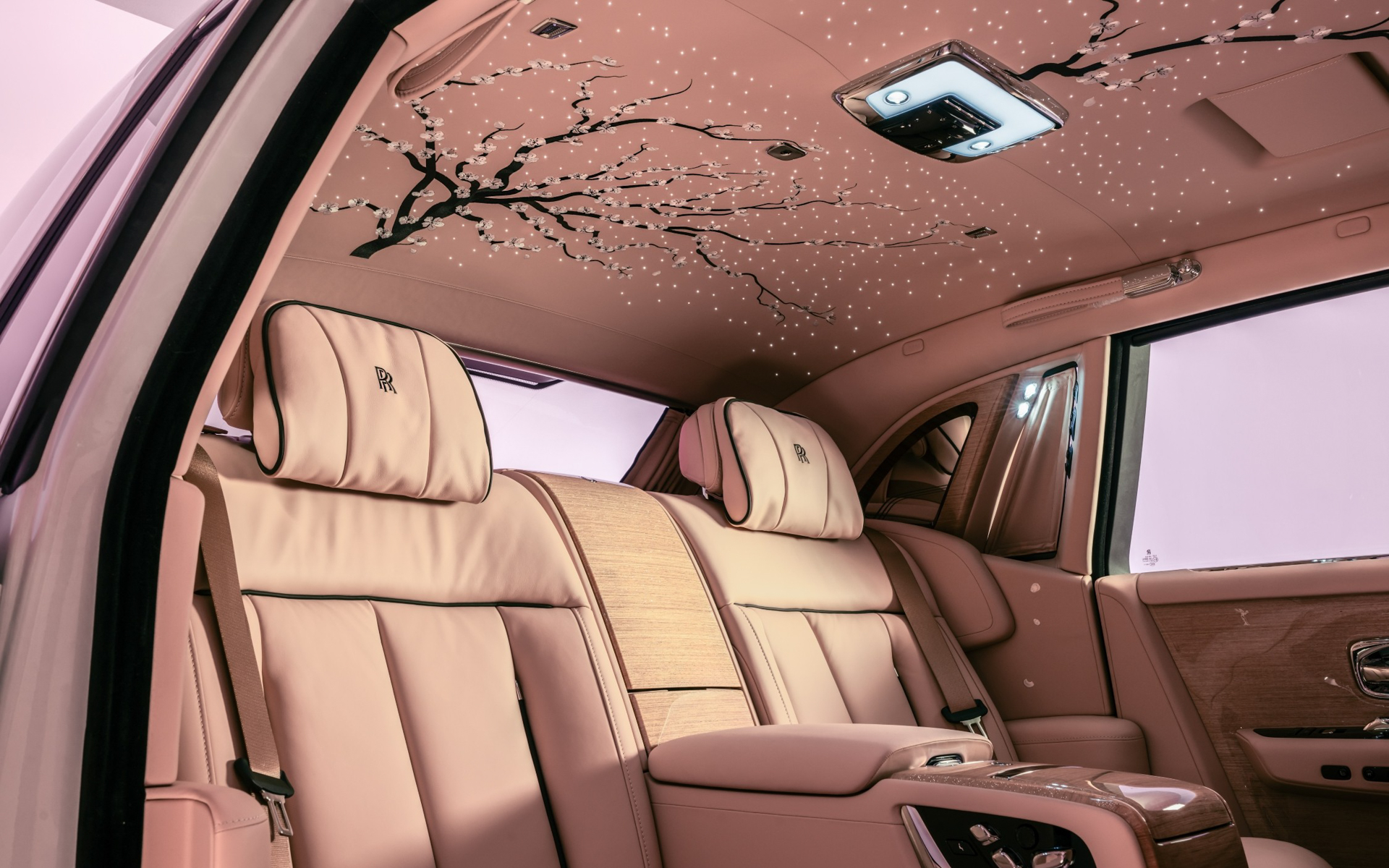 常にお花見ができるロールス・ロイス「ファントム・チェリー・ブロッサム」の室内
