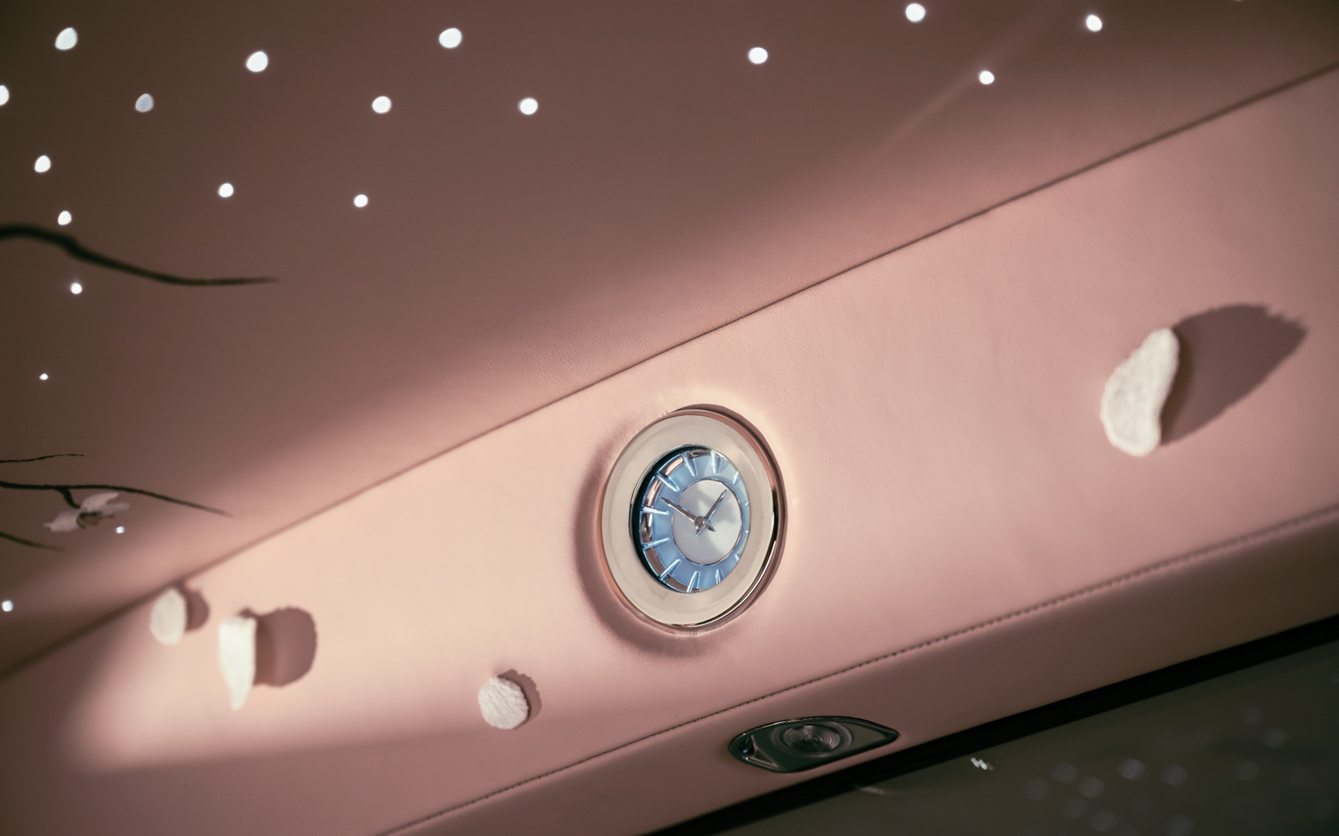 立体刺繍はさまざまな場所に配置されている