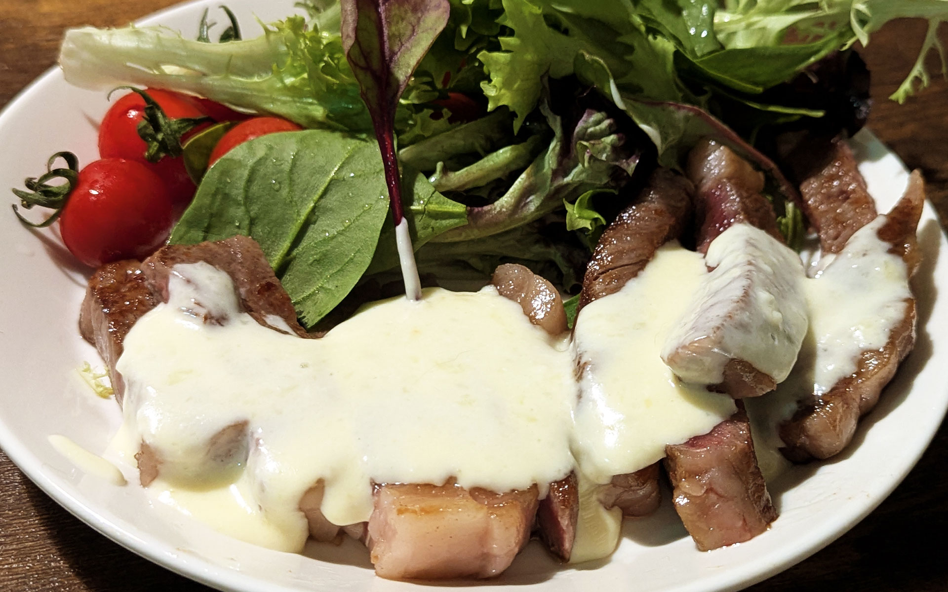 焚き火料理のあのチーズがのったお肉を再現してみました。ベーコンじゃないけど（笑）。初めて見たときは本当においしそうすぎて……夜中に何を見せてくれるんじゃとキレていた記憶がよみがえります。あのチーズナンとか、エビにカレー（？）をつけたやつとか、巨大ライチとか、食べてみたい……。あ、白いトマトは大丈夫です