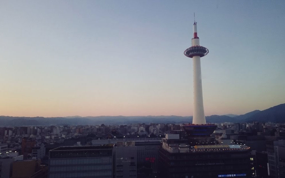 ほんと、人はなぜタワーを撮りたくなるのでしょうね……。これは過去に撮ったものなのですが、古いスマホで撮影しているからか、画像の荒さと夕焼けのグラデーションが妙にエモい……