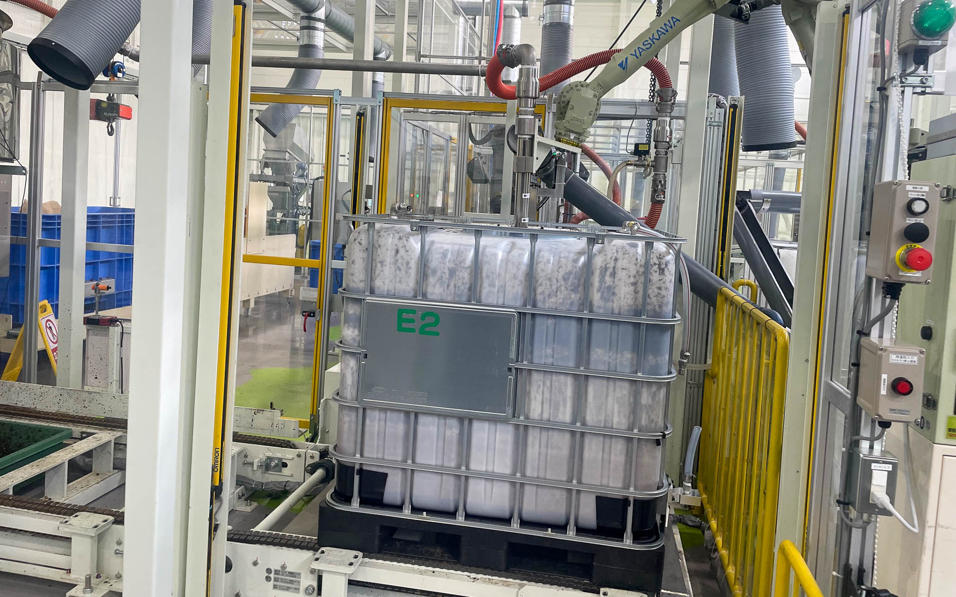 もともと自動車ラインで活躍していた産業用ロボット。再度実証プラントで異物を取り除くなどの作業をしている。ご苦労さま