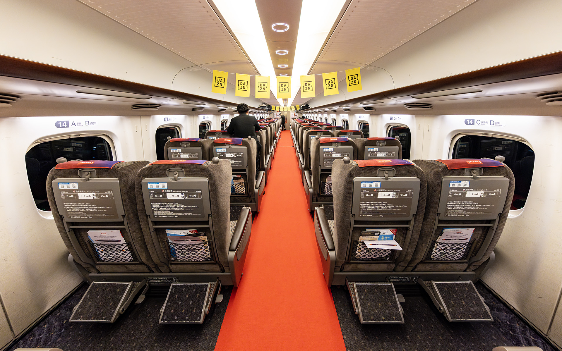 グリーン車は赤い絨毯が敷かれた特別仕様