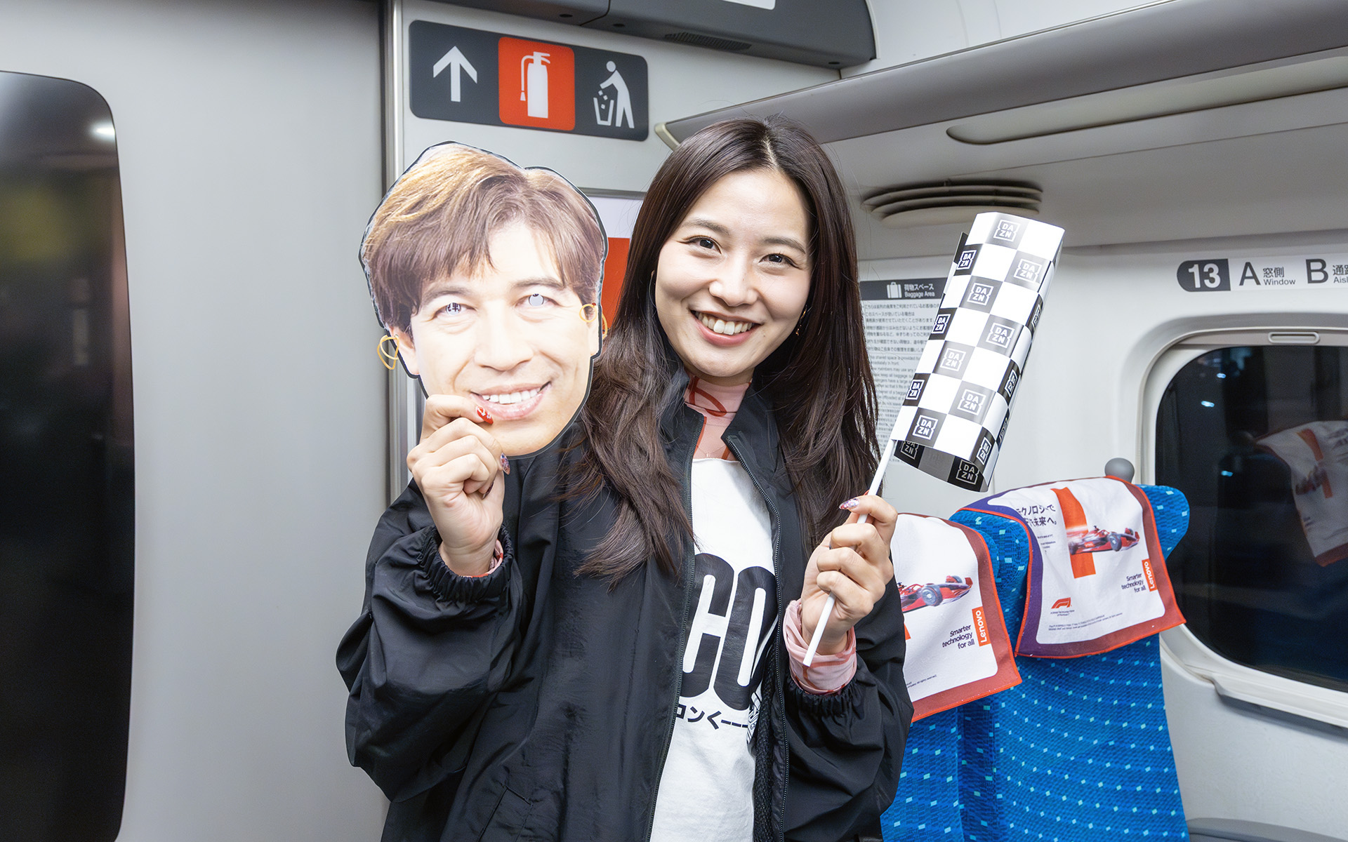 東京駅出発後に応援用のフラッグとともにサッシャお面を配布。使いどころが難しそうだ