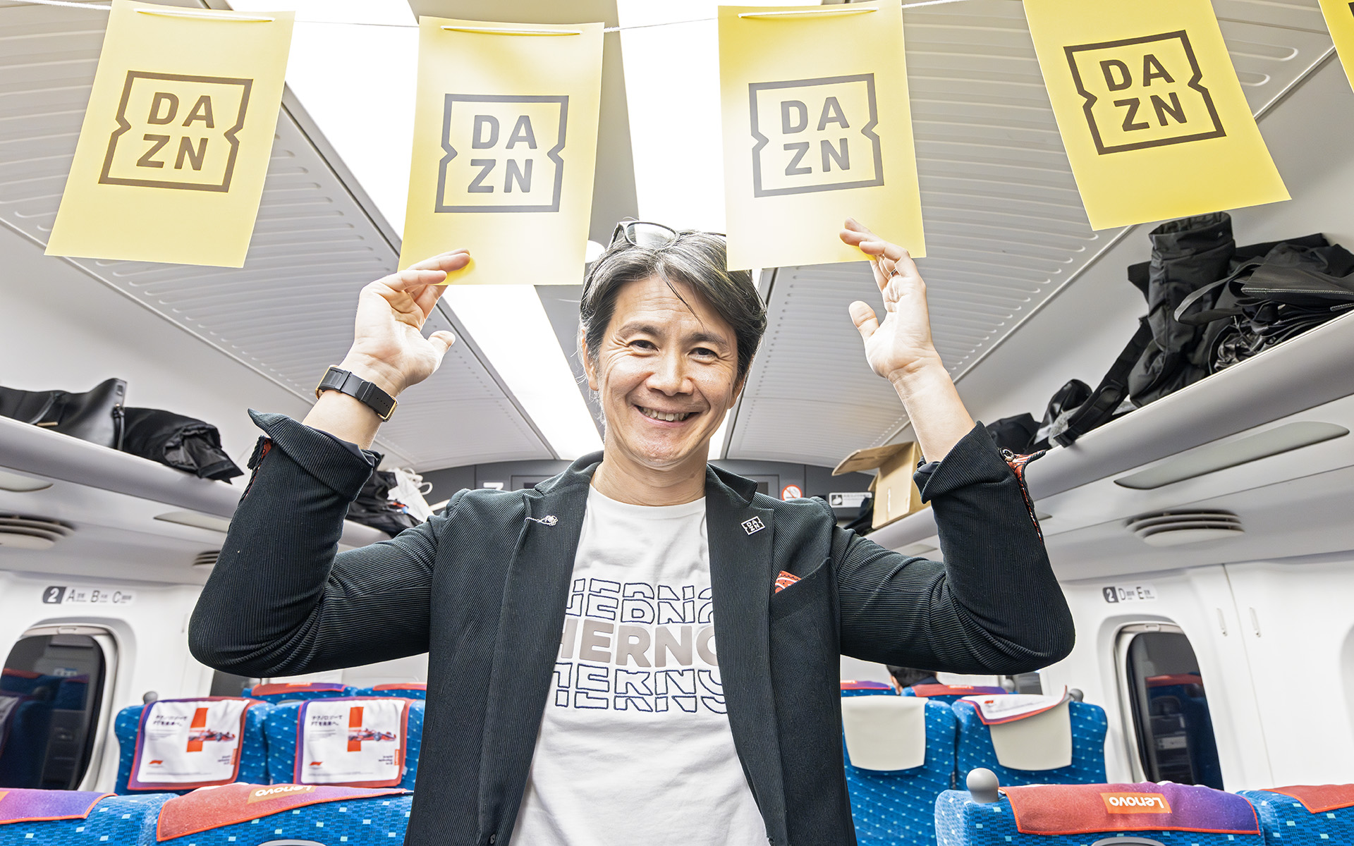 貸切列車での旅を楽しんでいた中野信治氏