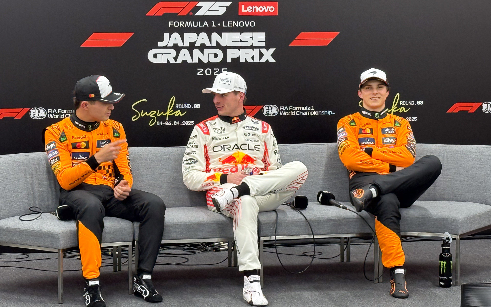 予選の記者会見、ポールポジションを獲得したマックス・フェルスタッペン選手（中央）、予選2位のランド・ノリス選手（左）、予選3位のオスカー・ピアストリ選手（右）