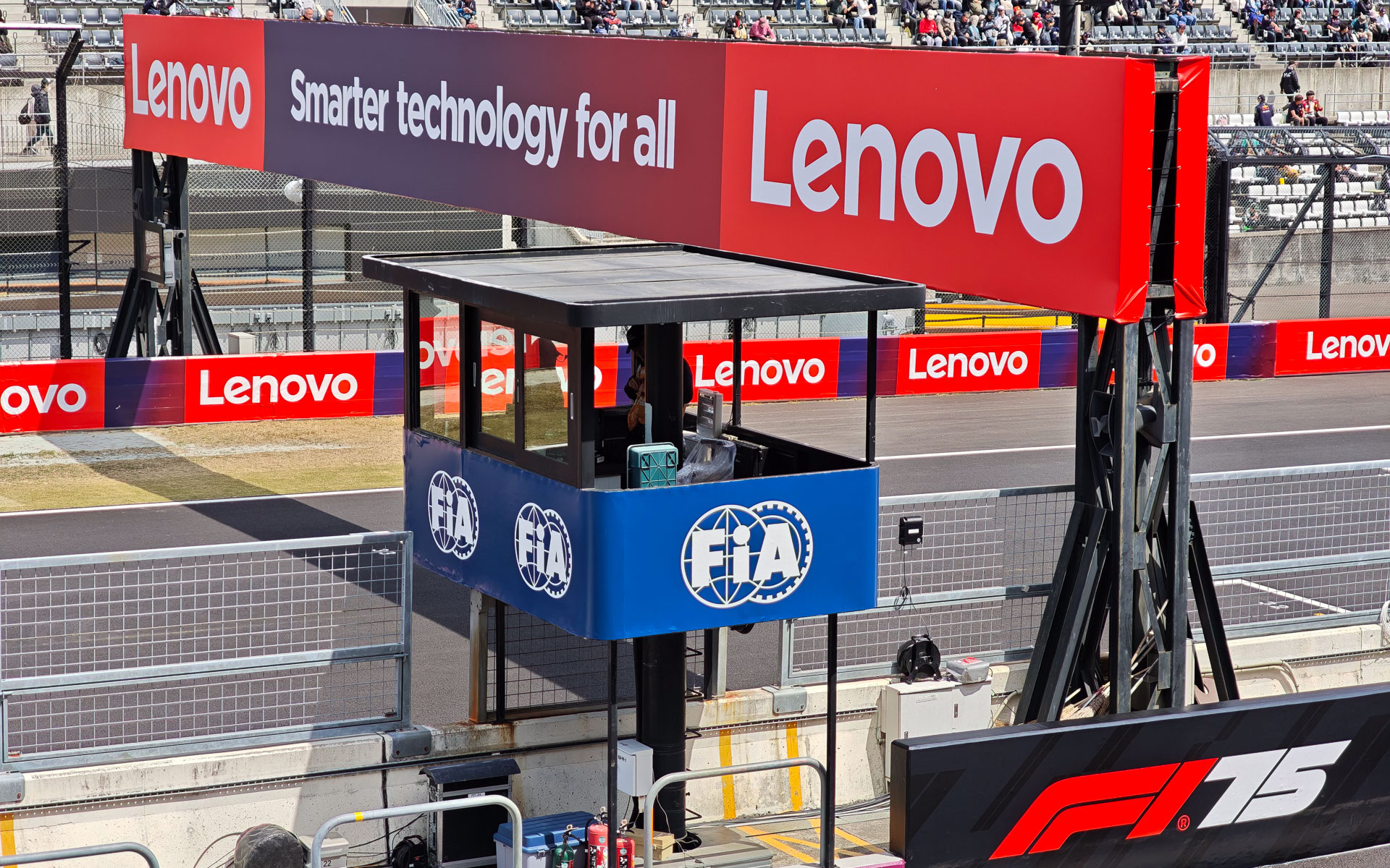 F1日本グランプリのスタート、フィニッシュライン上のブリッジやコース脇に掲げられたレノボのロゴ