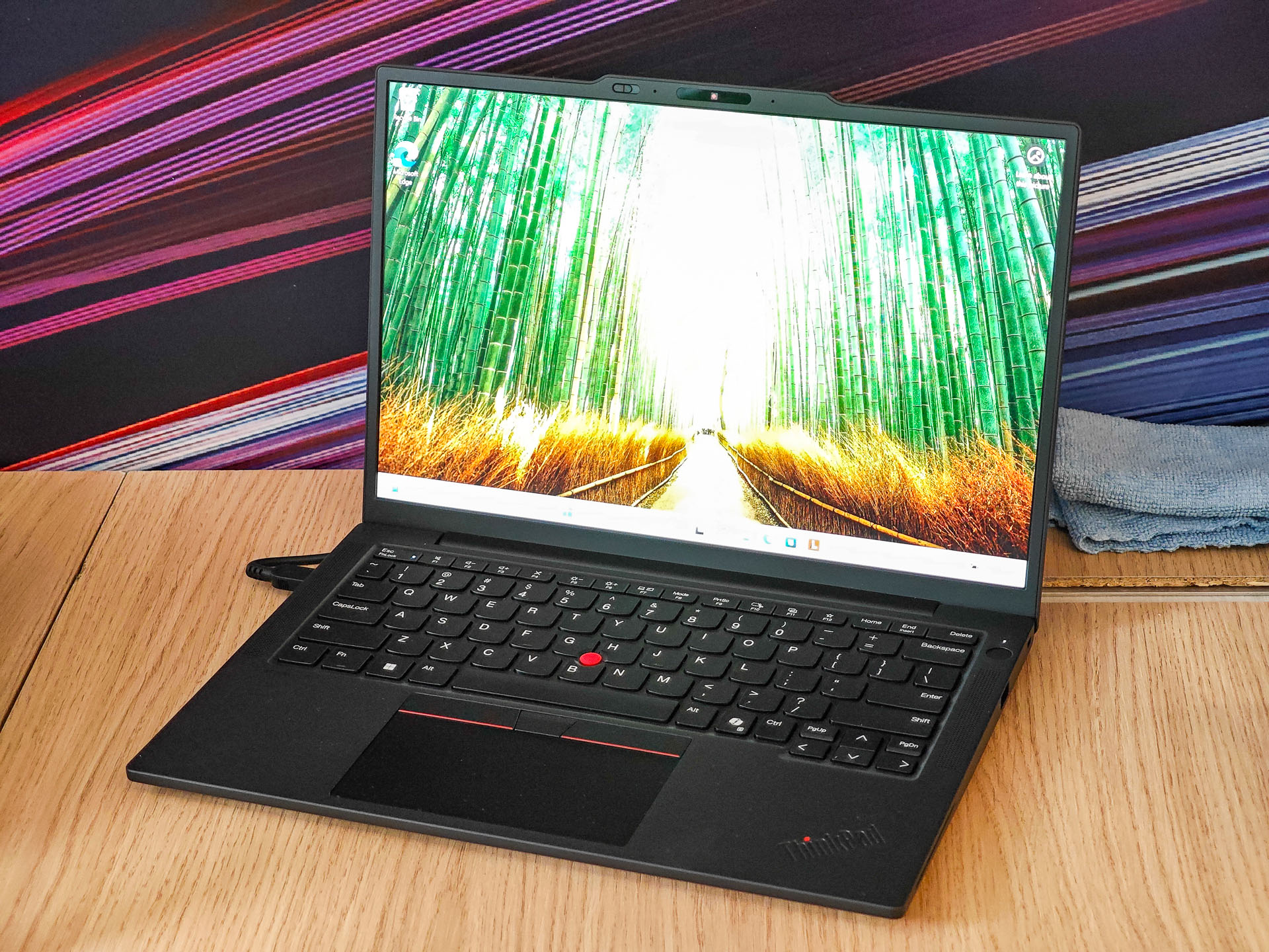 レノボのThinkPadシリーズの最新製品、ThinkPad X13 Gen 6（13.3型Intel）。13.3型ディスプレイを採用しながら、933gと比較的軽量を実現している