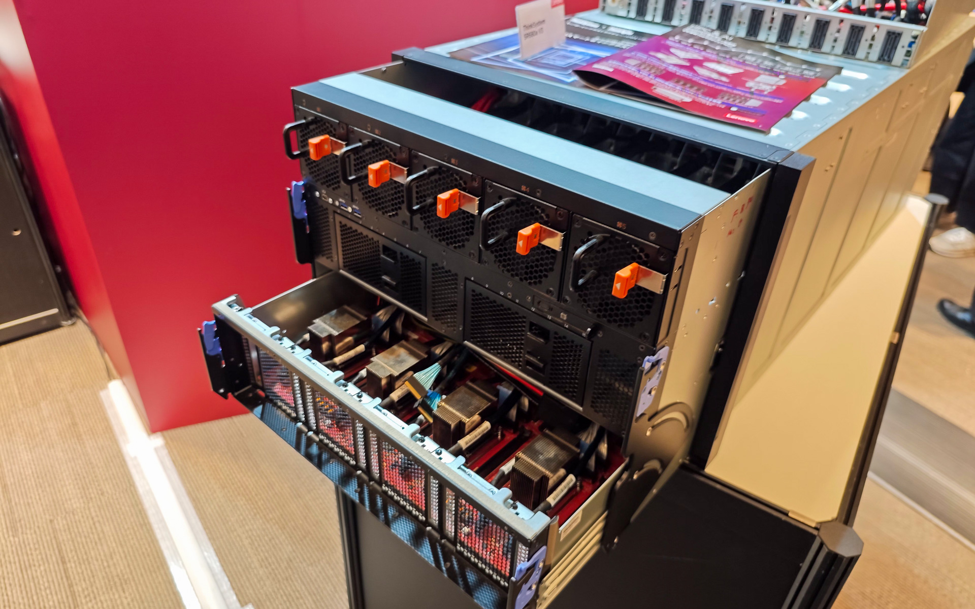 レノボのThinkSystems、CPUやGPUなどを複数搭載して、データセンターのAI演算性能を引き上げることができる