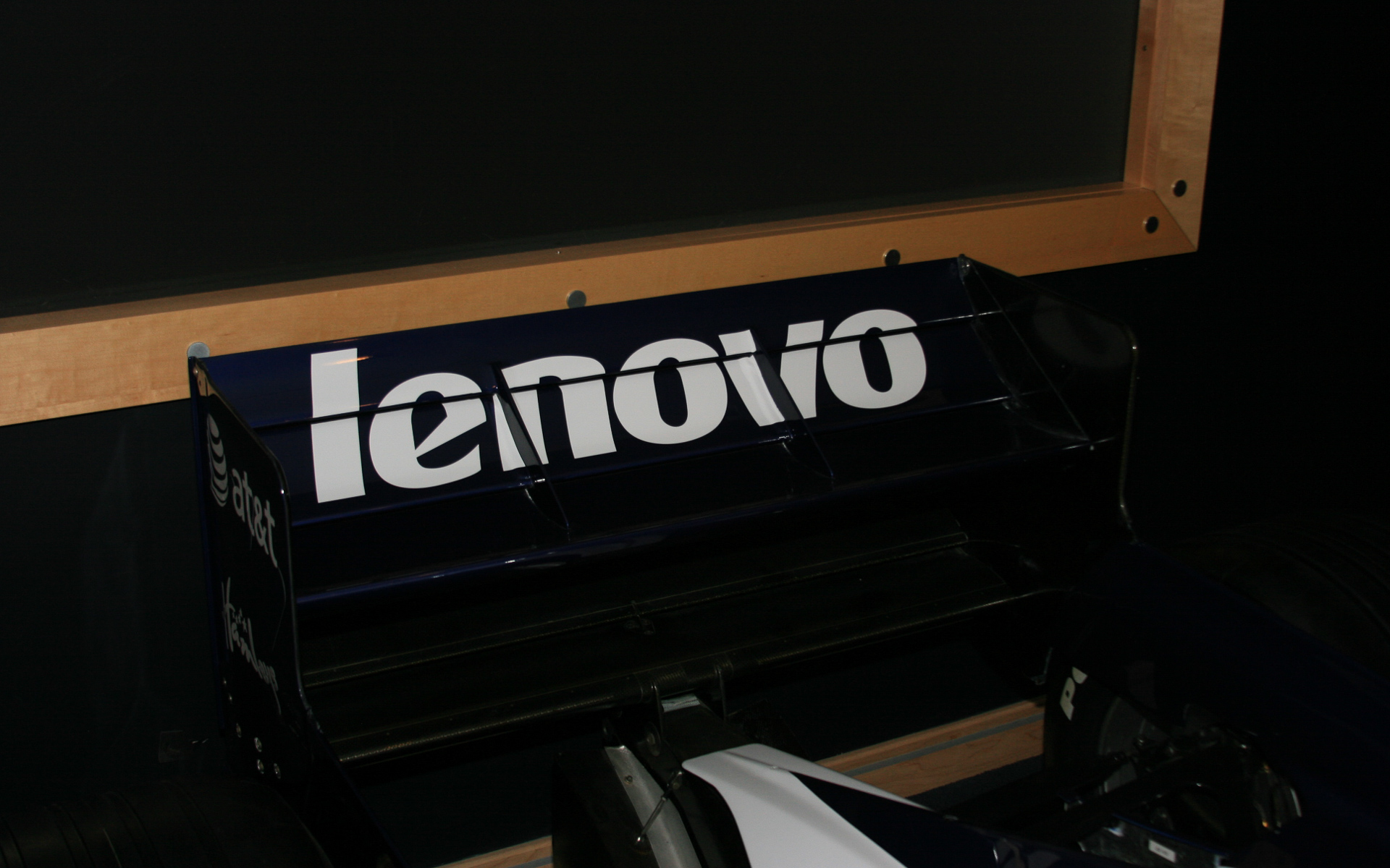 2007年型ウイリアムズF1のショーカーのリアウィングと、サイドポンツーンについていたLenovoのロゴ