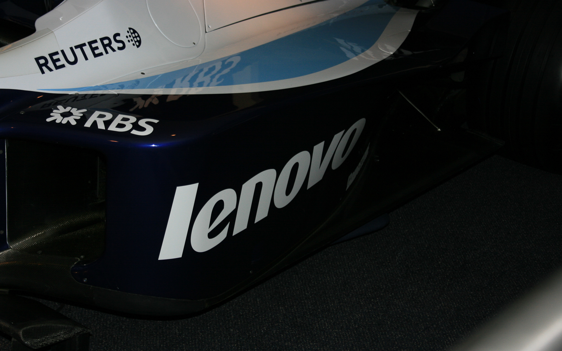 2007年型ウイリアムズF1のショーカーのリアウィングと、サイドポンツーンについていたLenovoのロゴ