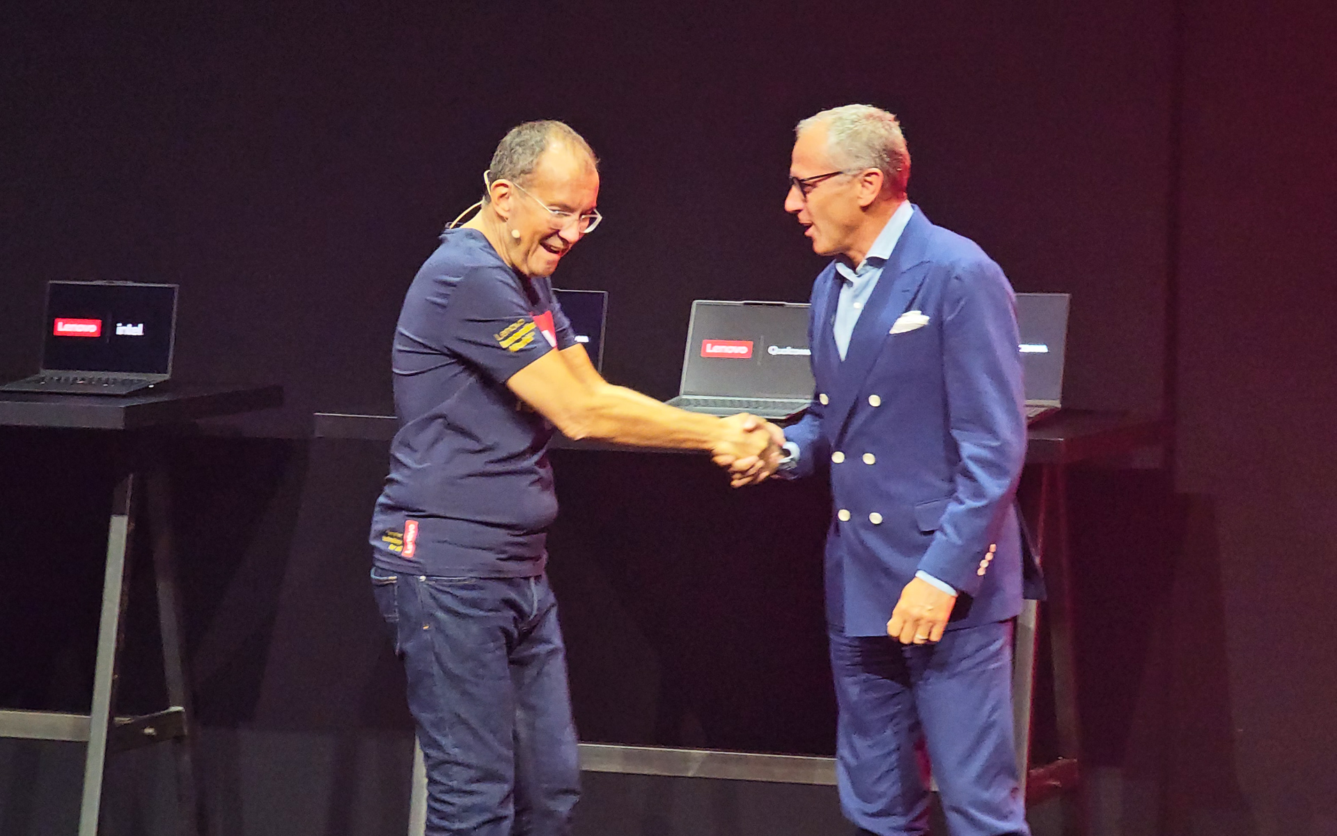 レノボ デバイス事業部 事業部長 ルカ・ロッシ氏（左）とFormula 1 CEO ステファノ・ドメリカリ氏（右）