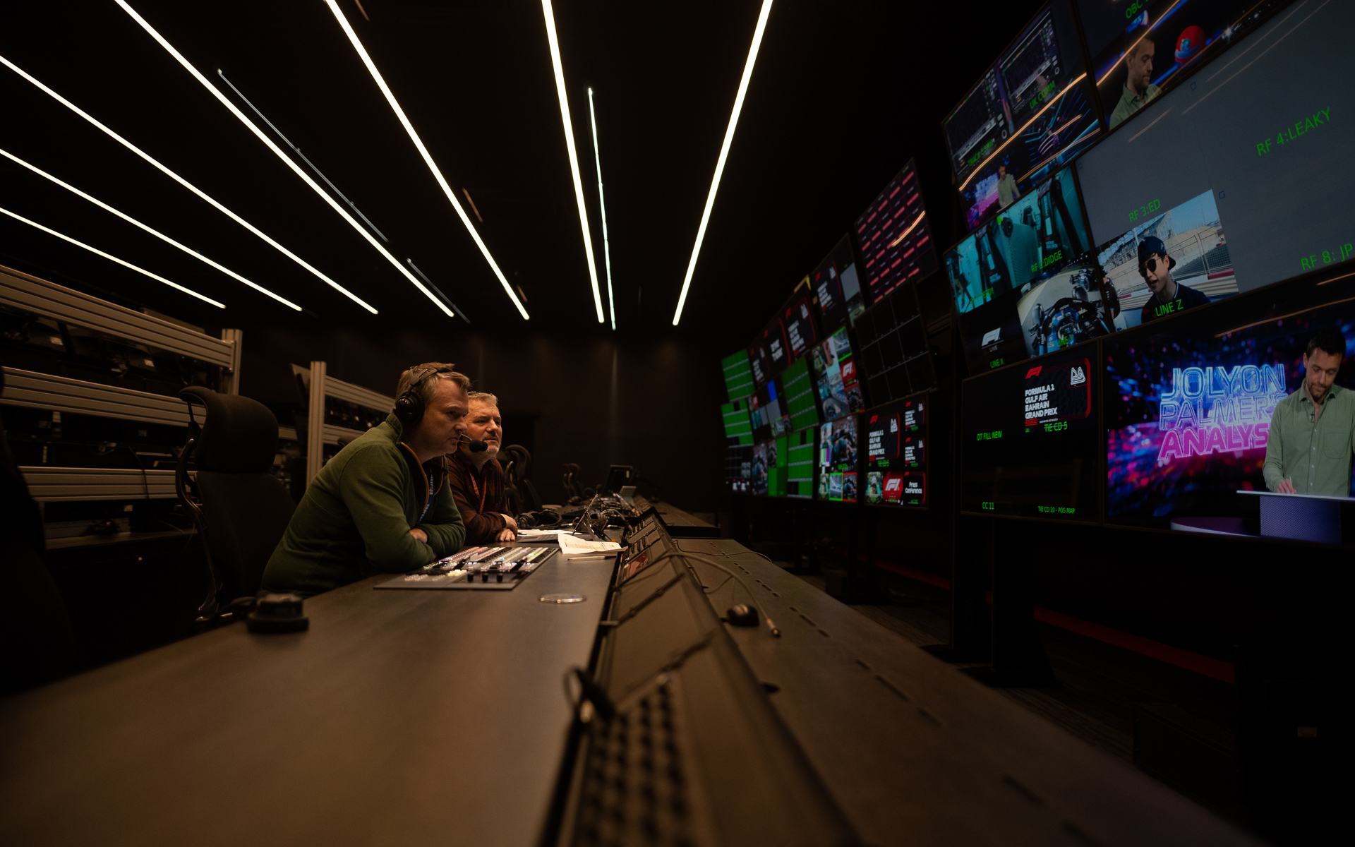 MTCでは、画像のスイッチングや音声の編集作業が行なわれている。文字どおり遅延が許されない厳しい環境での作業となる。（写真提供：レノボ）