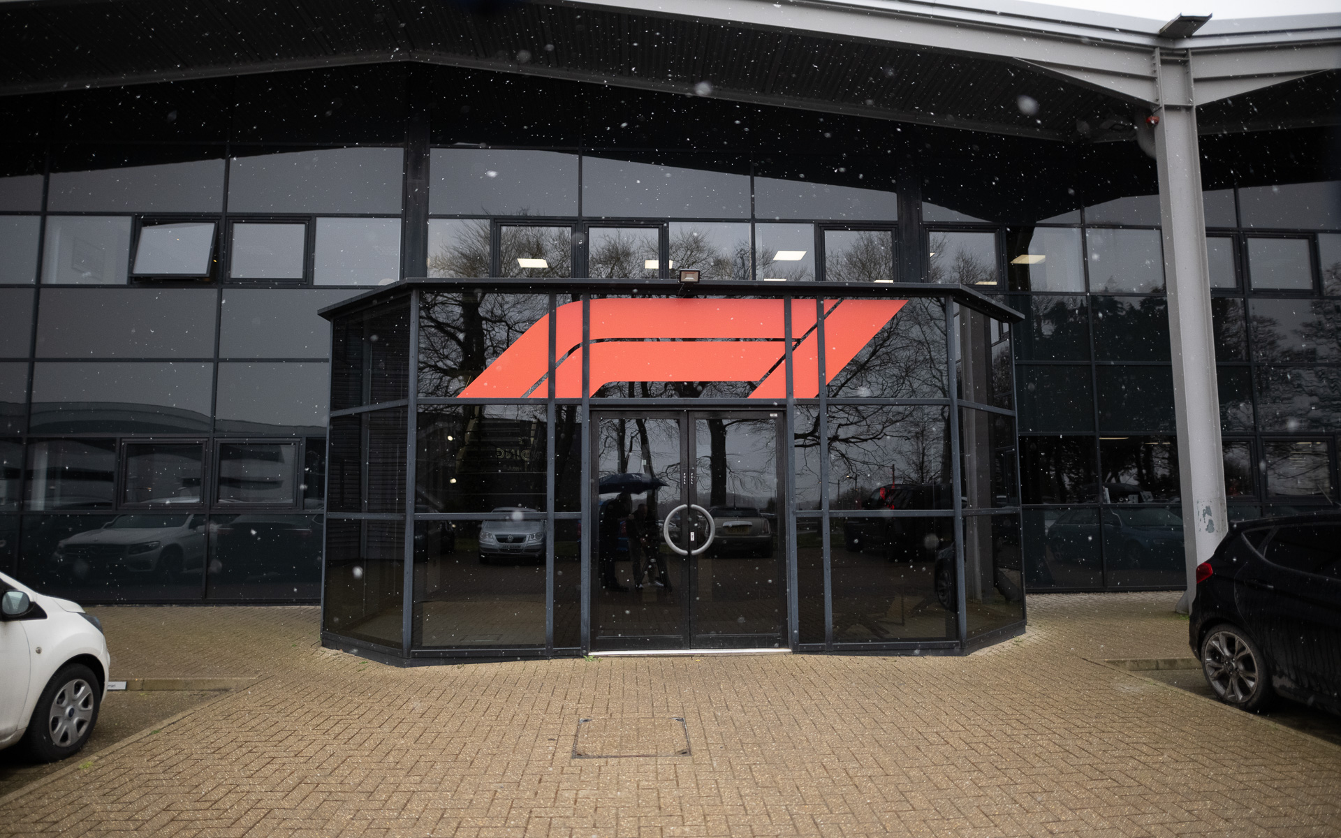 MTCでは、画像のスイッチングや音声の編集作業が行なわれている。文字どおり遅延が許されない厳しい環境での作業となる。（写真提供：レノボ）