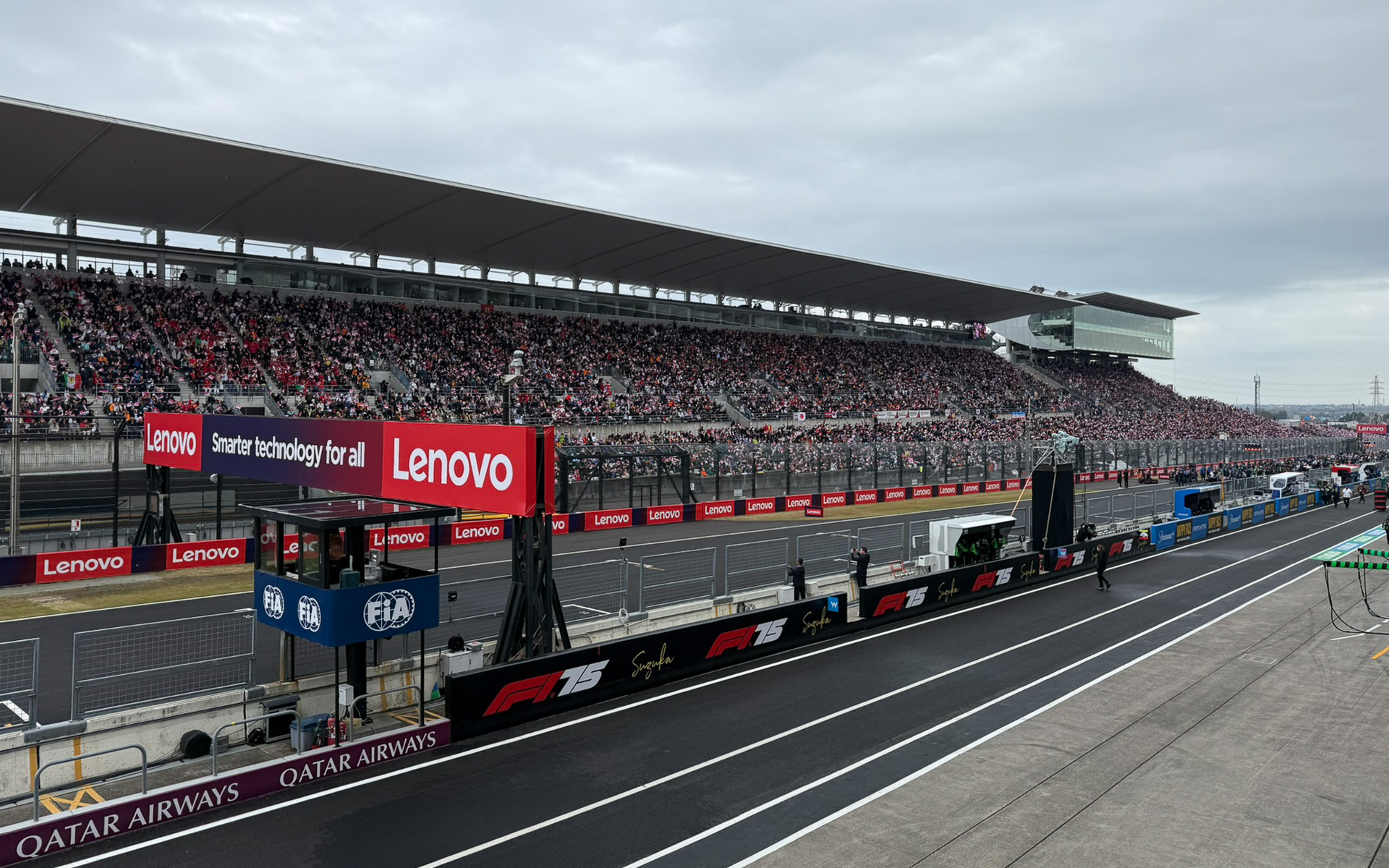 鈴鹿サーキット発表によると、3日間で26万6000人が訪れているF1日本グランプリ。天候は雨のち曇り、曇天の中で決勝レースが行なわれている