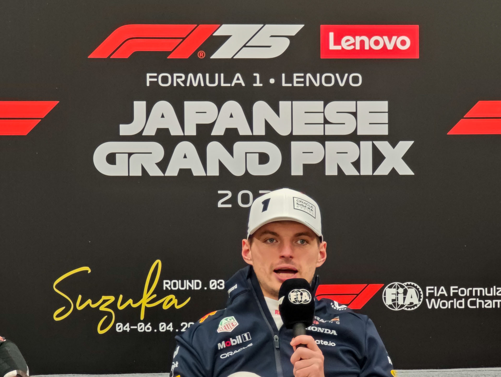 ゴール後の記者会見で答えるフェルスタッペン選手