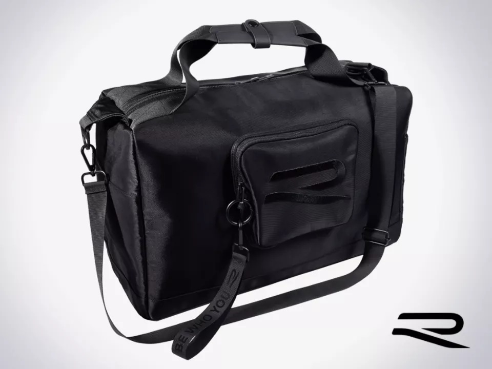 「トラベルバッグ＆キーフォブR」（当選3人）。洗練されたデザインと実用性を兼ね備えた旅行に最適なバッグ。Rのロゴがアクセントとなりさらなる魅力を加えている