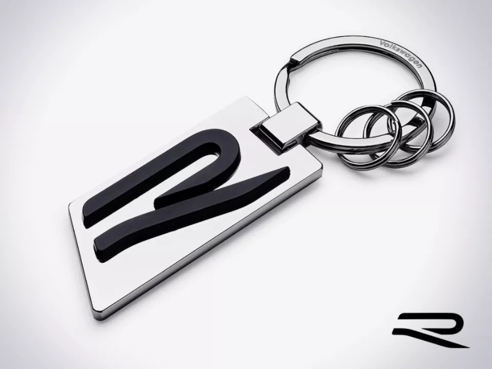 「キータグR」（当選10人）。Rのロゴをモチーフにしたキーリング。高級感あるシルバーメタル仕上げで、愛車の鍵をスタイリッシュに演出する