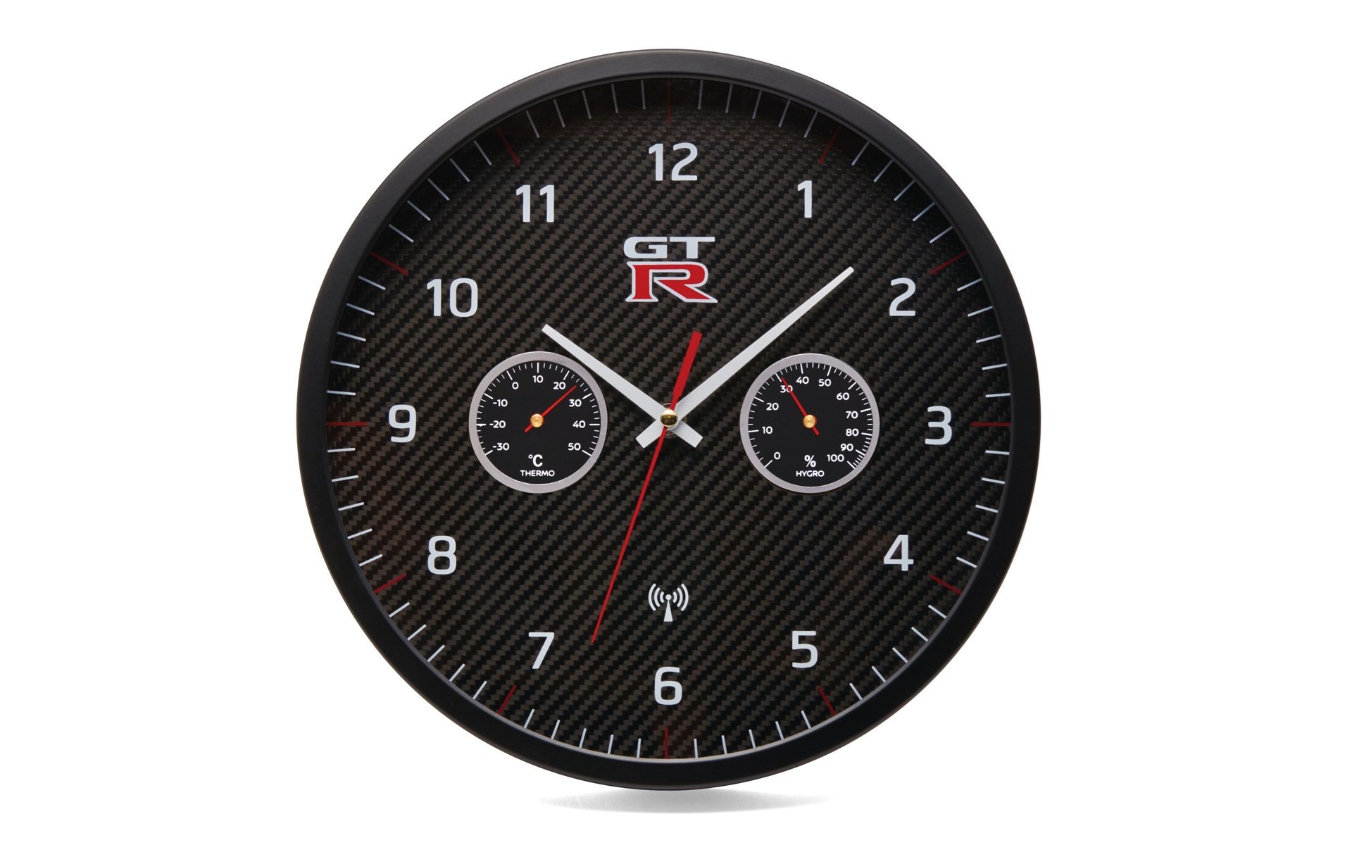 GT-R リアルカーボンクロック：リアルカーボンの文字盤にGT-Rロゴを配した電波受信式の壁掛け時計。温度計と湿度計を組み込み、高性能とスタイリッシュさを兼ね備えたアイテム。価格2万9700円