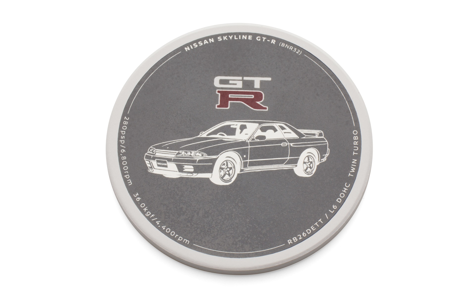 スカイラインGT-R 白雲石コースター：日産自動車デザイン部のデザイナー描き下ろしイラストシリーズに、スカイラインGT-Rのイラストを配した白雲石コースター。吸水性に優れ、水滴でデスクが濡れることを防ぐ。R32型、R33型、R34型の3種類を設定。価格各1430円