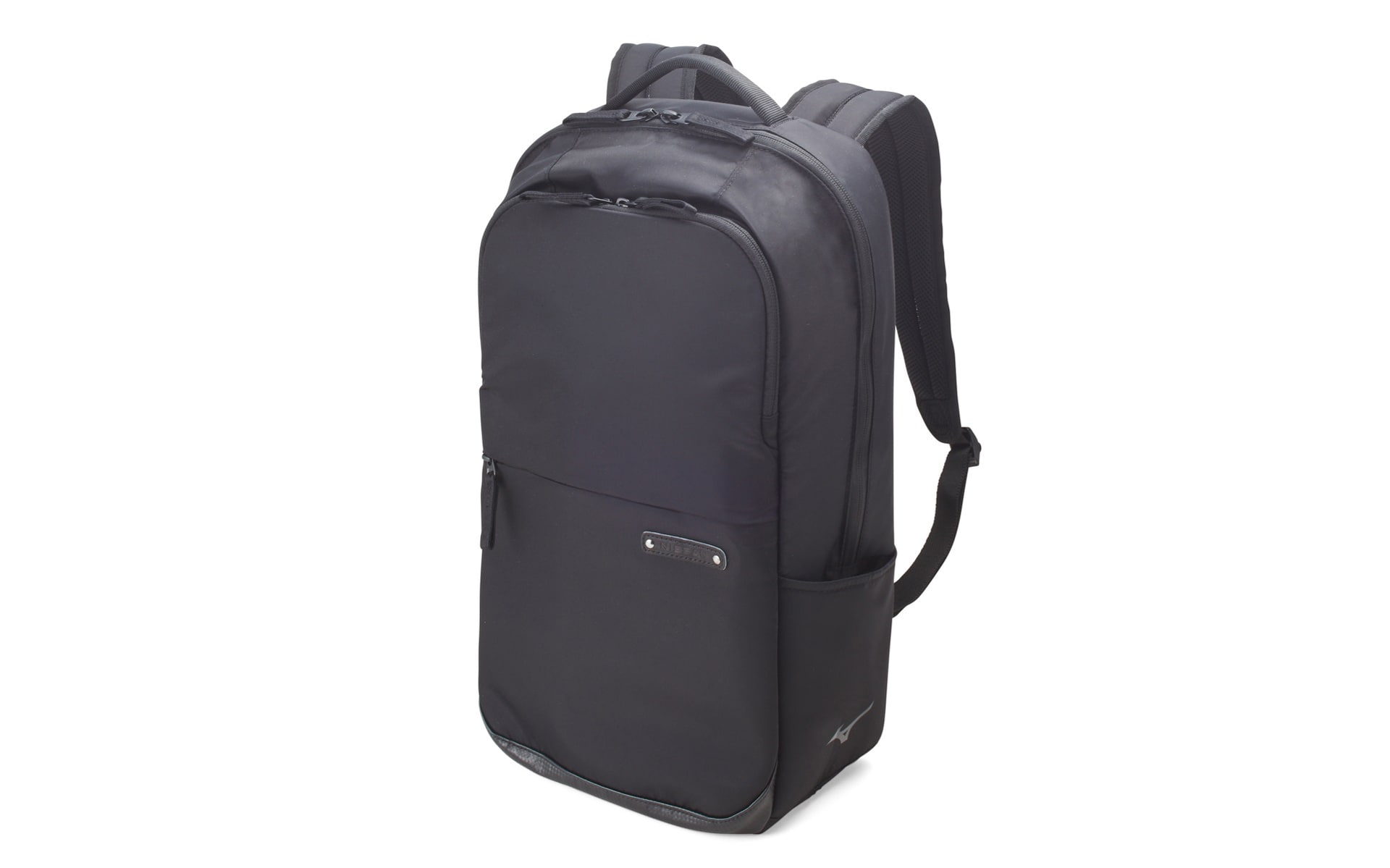 PREMIUMビジネスバックパック：軽量で収納力に優れたバックパック。荷重を分散させる「スプリットストラップ」を採用し、肩への負荷を軽減する。価格1万6500円