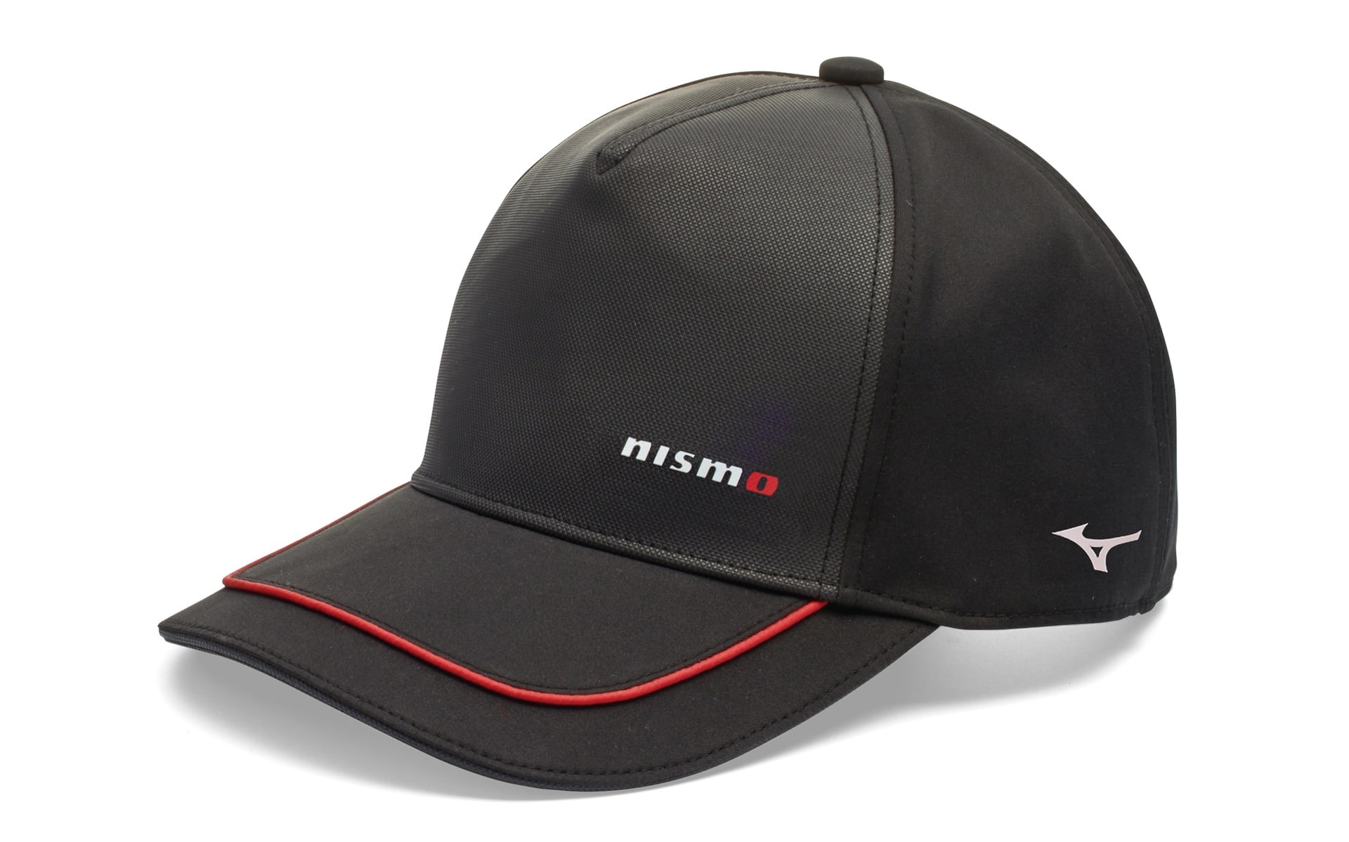 NISMOコンビネーションキャップ：ブラックの中にカーボン調素材を一部使用し、高級感と機能的な印象を与えるデザイン。フロント裏面には「ミズノデオドラント」テープを配し、消臭機能を追加している。価格5280円