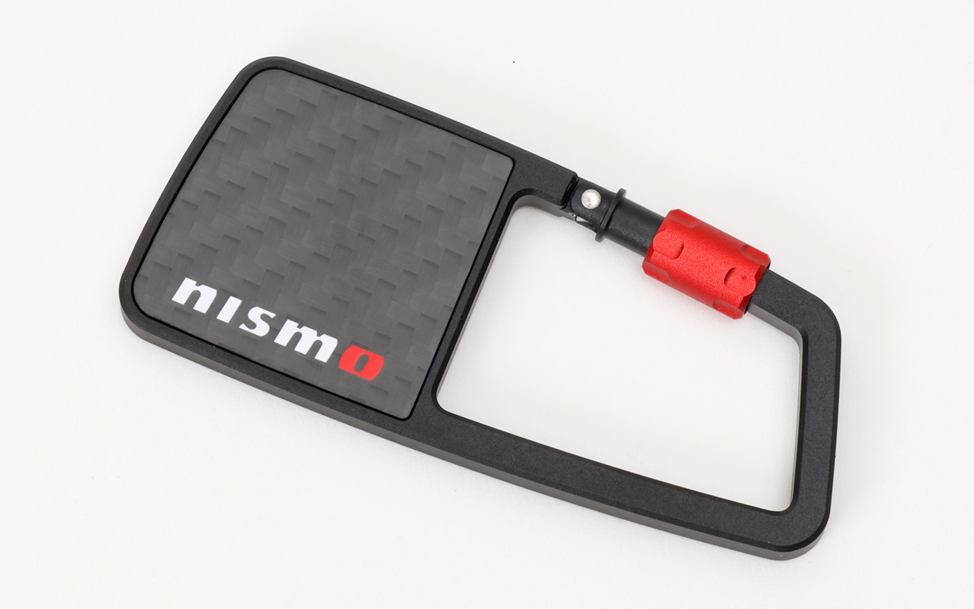 リアルカーボンカラビナ：GTカーにも使用されるカーボンファイバーの板材を贅沢に使用したカラビナ。開閉部はねじロック式で、不意の脱落を防ぐ。価格5720円