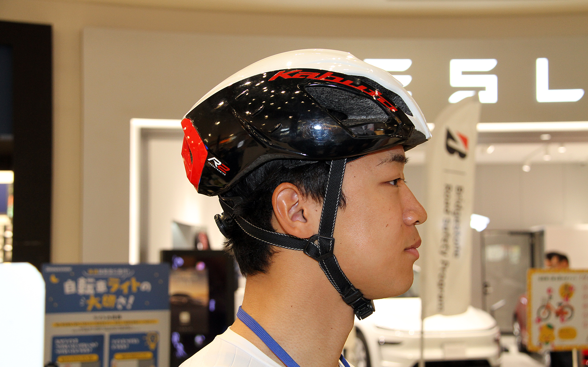 ヘルメットのかぶり方についてもしっかりレクチャー。ベルトのたるみがないようしっかり装着すること、ベルトは指が1本か2本入る程度にするといったことが教えてもらえた。これは子供たちにも教えたい内容の1つだ