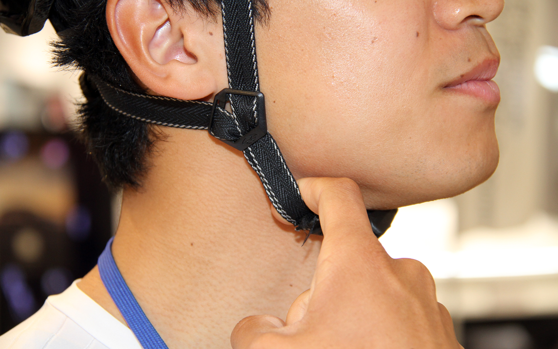 ヘルメットのかぶり方についてもしっかりレクチャー。ベルトのたるみがないようしっかり装着すること、ベルトは指が1本か2本入る程度にするといったことが教えてもらえた。これは子供たちにも教えたい内容の1つだ