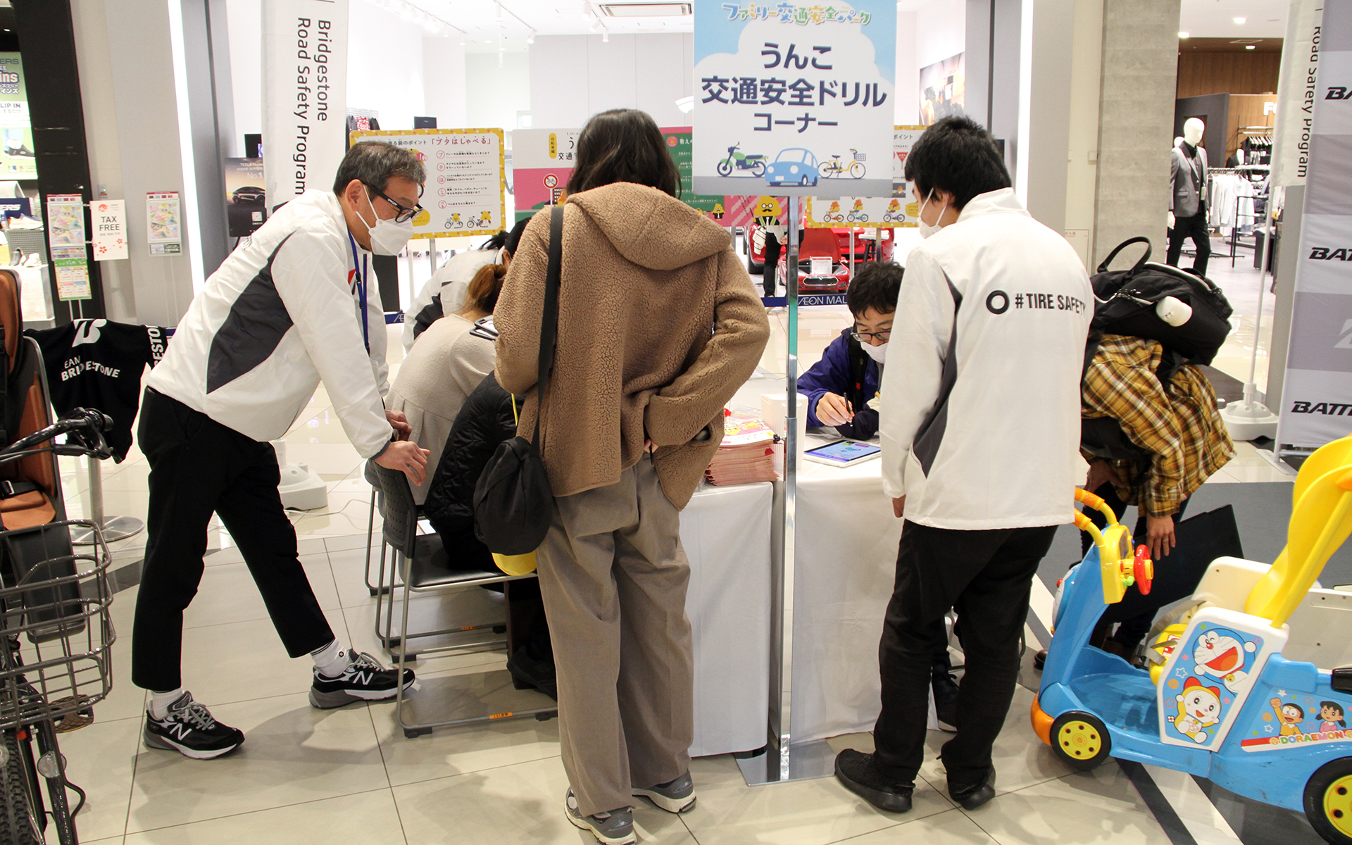 小学生が交通安全を楽しく学べる「うんこ交通安全ドリル」はテキスト版とタブレット版を用意。クリアファイルの配布も行なっていた