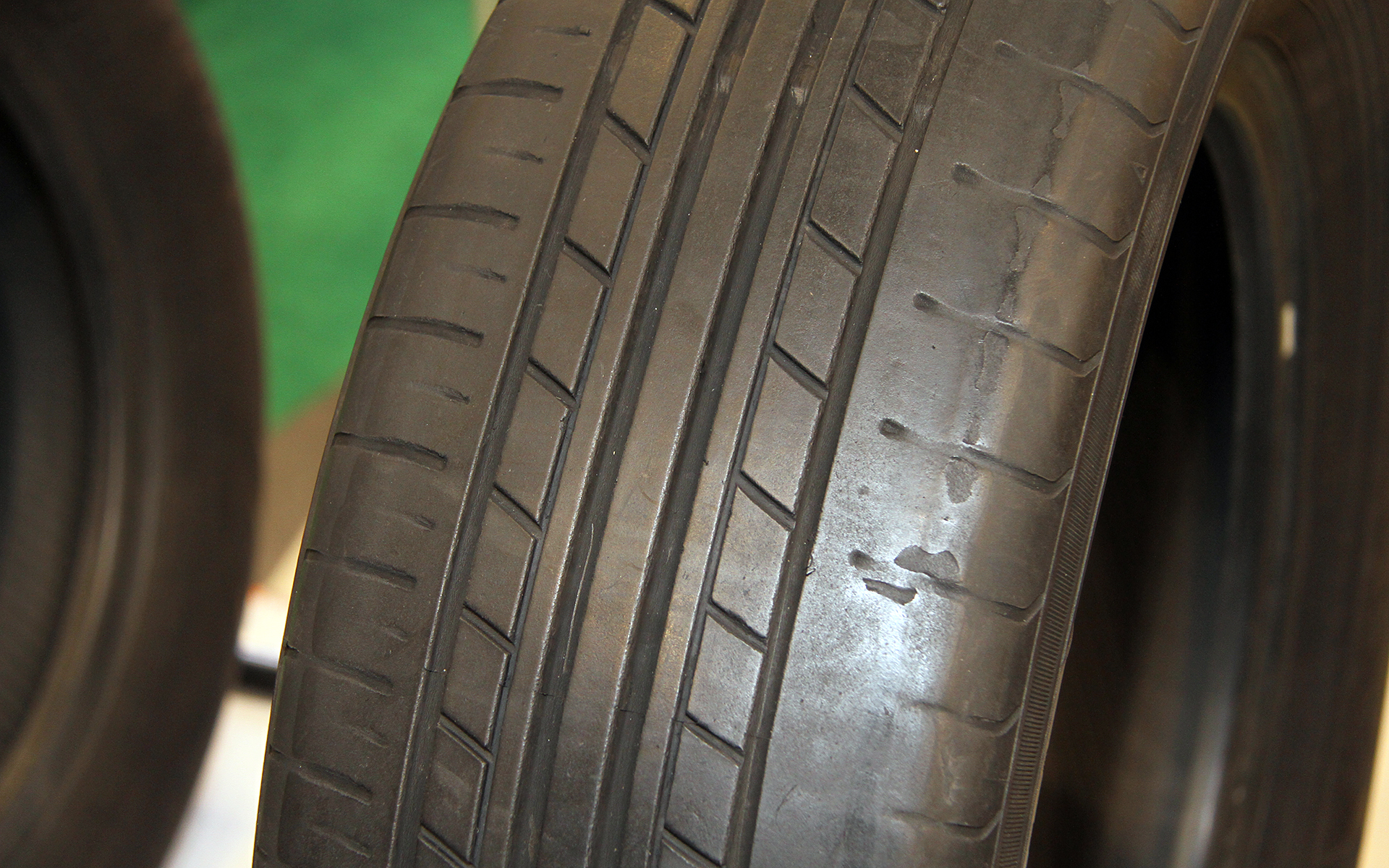 片減りしたタイヤの見本も展示。日ごろから適正な空気圧に設定することを心掛けたい