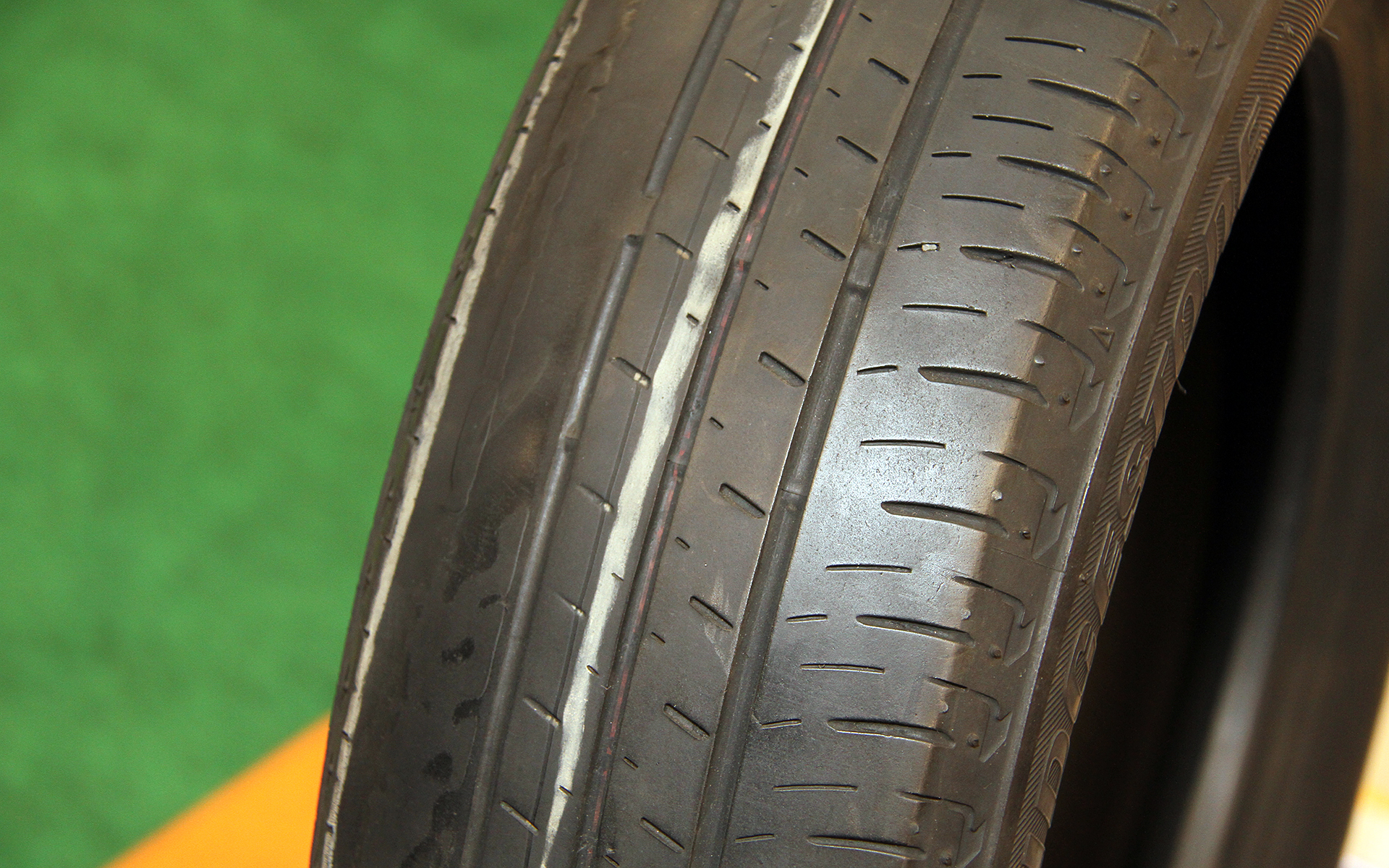 片減りしたタイヤの見本も展示。日ごろから適正な空気圧に設定することを心掛けたい