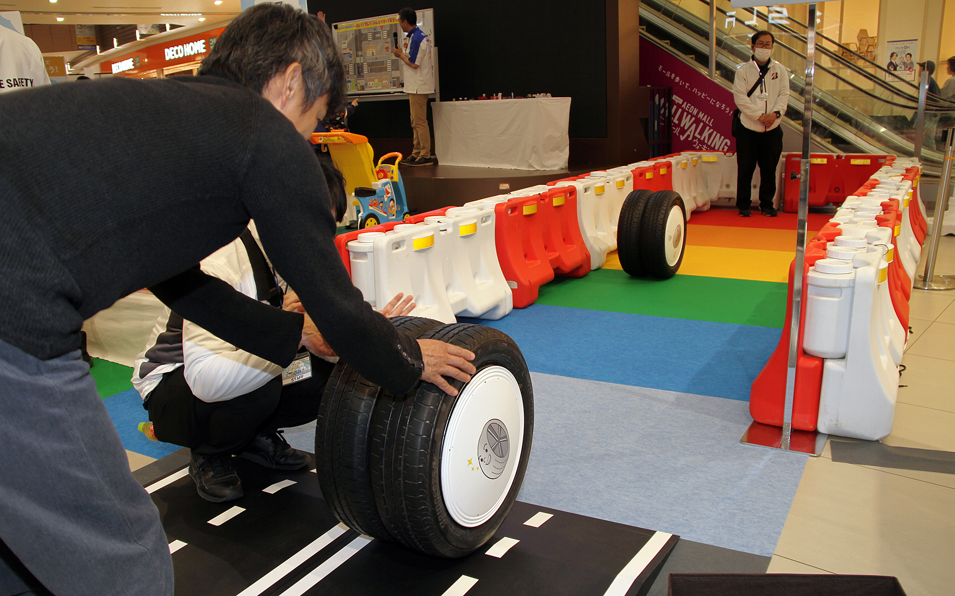 さまざまな体験イベントが用意された「ファミリー交通安全パーク」