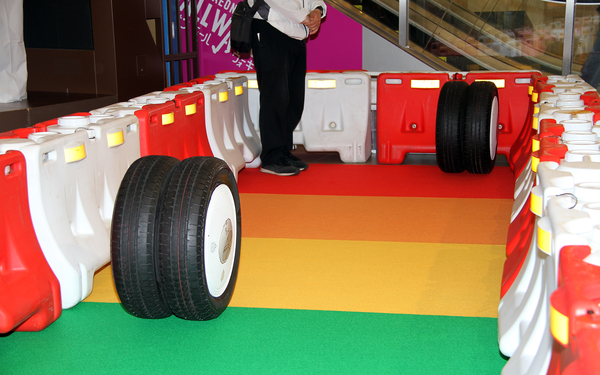同じ銘柄の空気圧が低いタイヤ（写真内左側）と適正なタイヤ（写真内右側）を転がしてみる。その距離の差は歴然