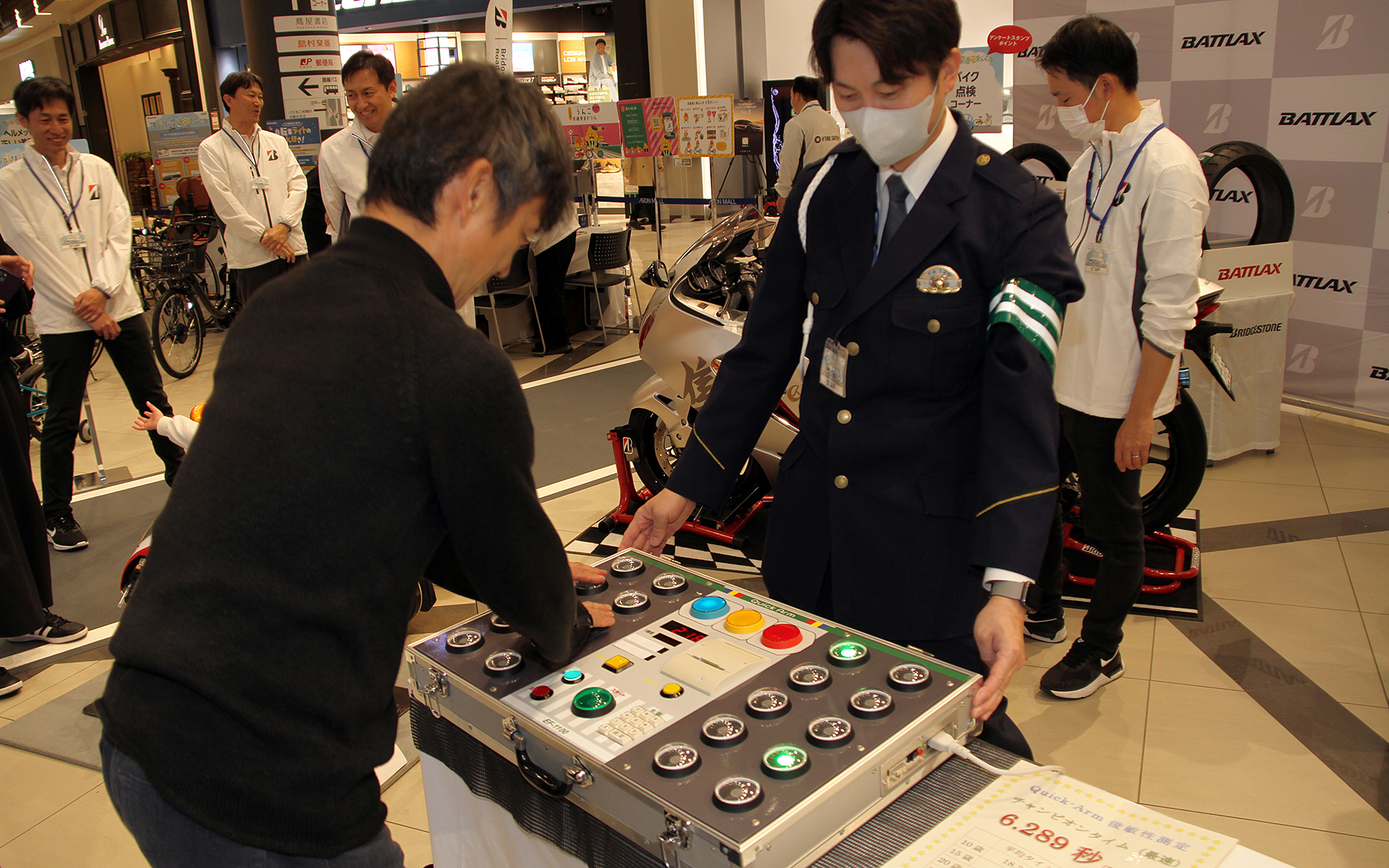 こちらは千葉県警察本部のコーナーに置いてあった俊敏性を診断する機械。50代の筆者はかろうじて実際の年齢よりも若い52歳と診断された！