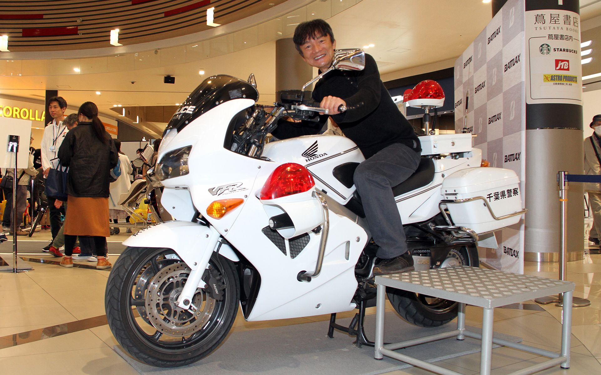 ちゃっかり筆者も白バイにまたがらせていただきました（笑）