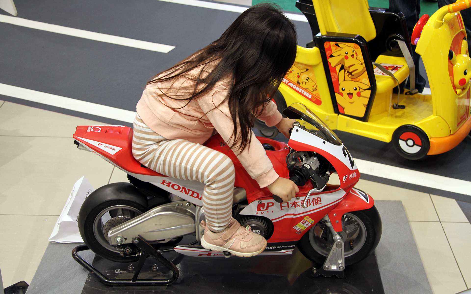 スズキ 隼やポケットバイクの展示は子供だちに大人気
